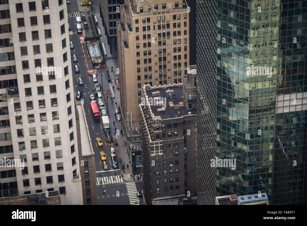 Luftaufnahme des Verkehrs auf New York Straßen am Ende des Tages von einem Wolkenkratzer durch Gebäude Stockfoto