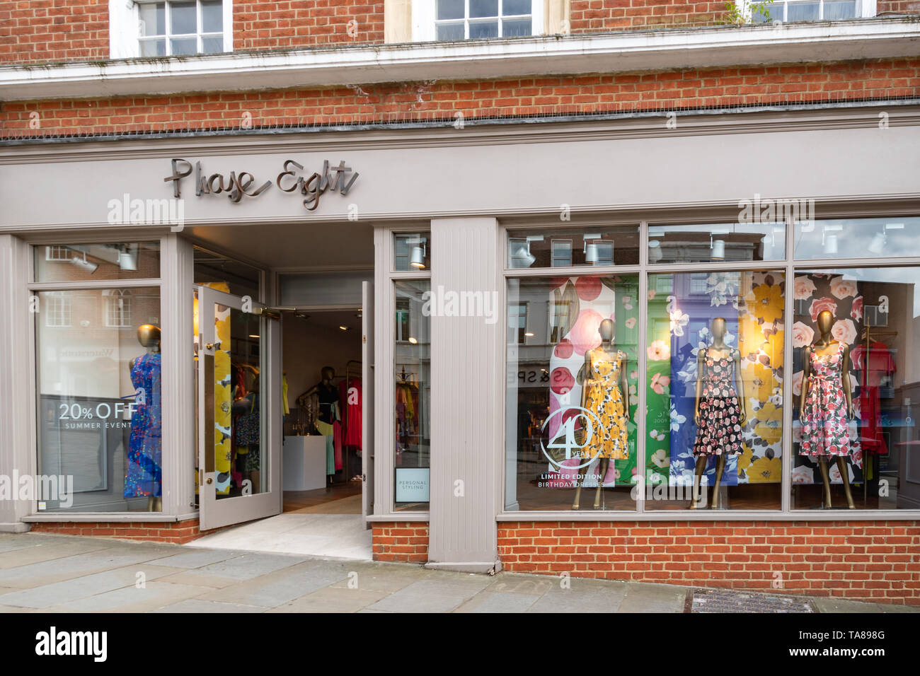 Phase 8 Shop vorne, eine britische Womenswear designer Clothing Store, auf der High Street im Zentrum von Guildford, Surrey, Großbritannien Stockfoto