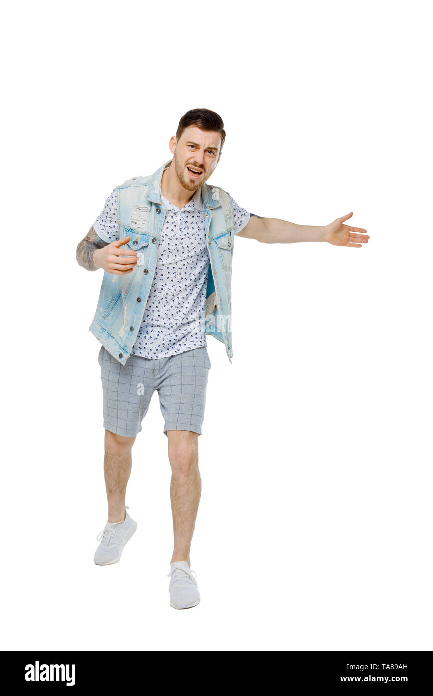 Der Mann schreit. Aggressive Kerl in Tattoos am Rahmen schreien und seine Hände wieder angezeigt. Eine zornige Kerl Skandale und versteht die Probleme. Isolat Stockfoto