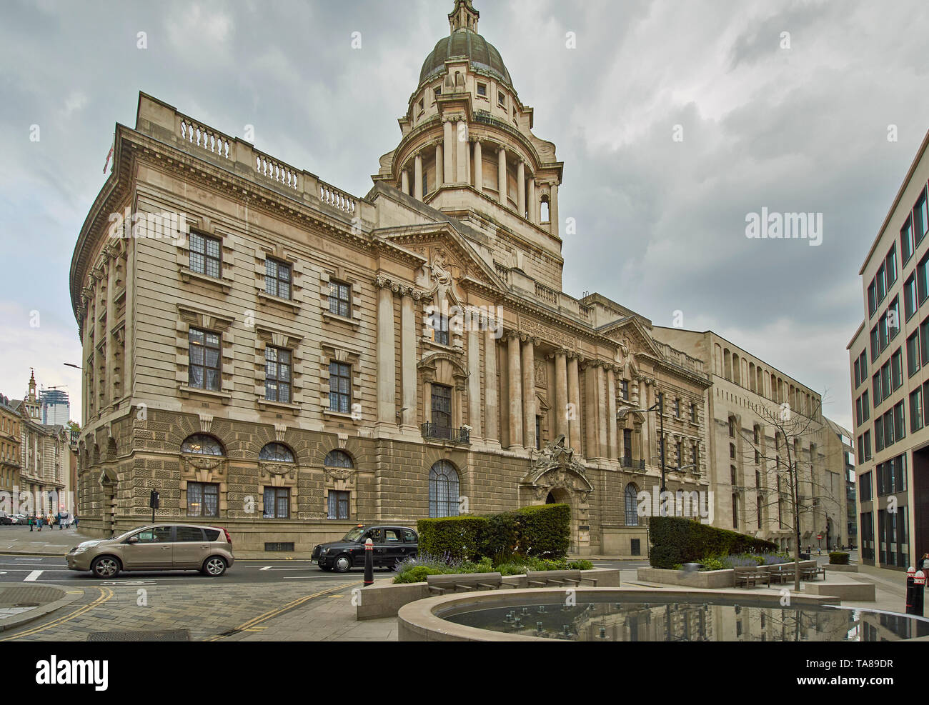 LONDON OLD BAILEY STRAFGERICHTSHOF DAS GEBÄUDE SPIEGELT SICH IM WASSER EINES BRUNNENS Stockfoto