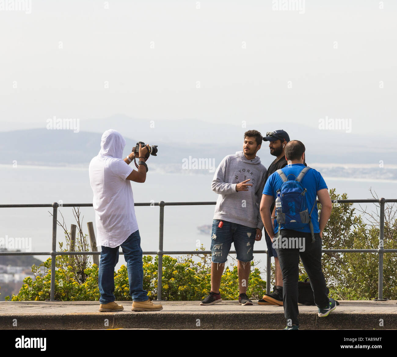 Männliche Touristen Fotos von sich selbst auf den Tafelberg in Kapstadt, Südafrika mit Blick auf die Stadt und das Meer Stockfoto