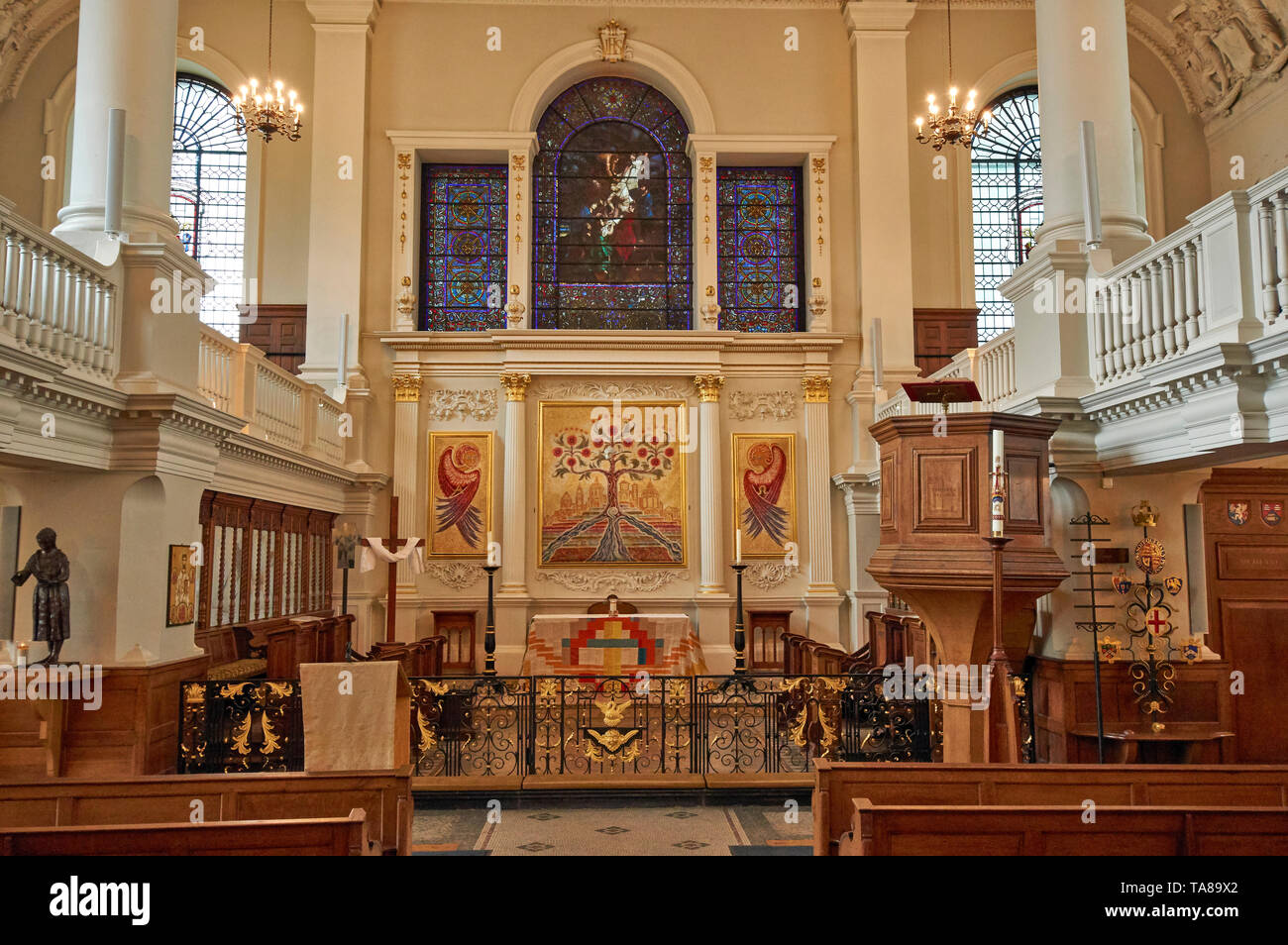 LONDON DIE STADT LONDON INNEN UND ALTARRAUM ST BOTOLPHS KIRCHE ALDGATE SQUARE Stockfoto