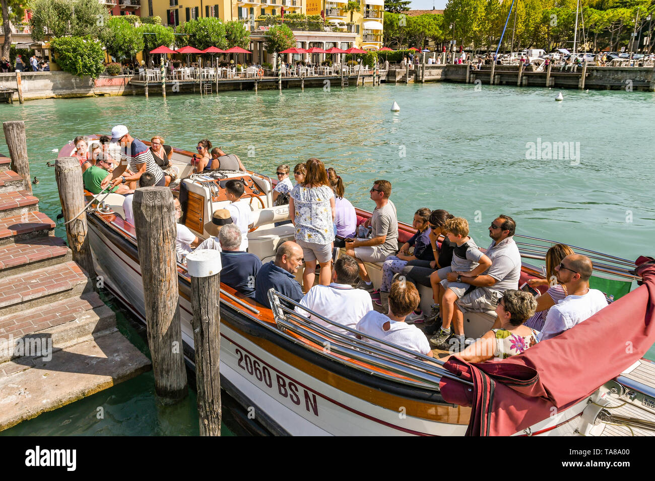 SIRMIONE, Gardasee, Italien - September 2018: Menschen auf ein kleines Motorboot über den Weg auf einer Sightseeingtour rund um Sirmione am See Gar fest sitzen Stockfoto