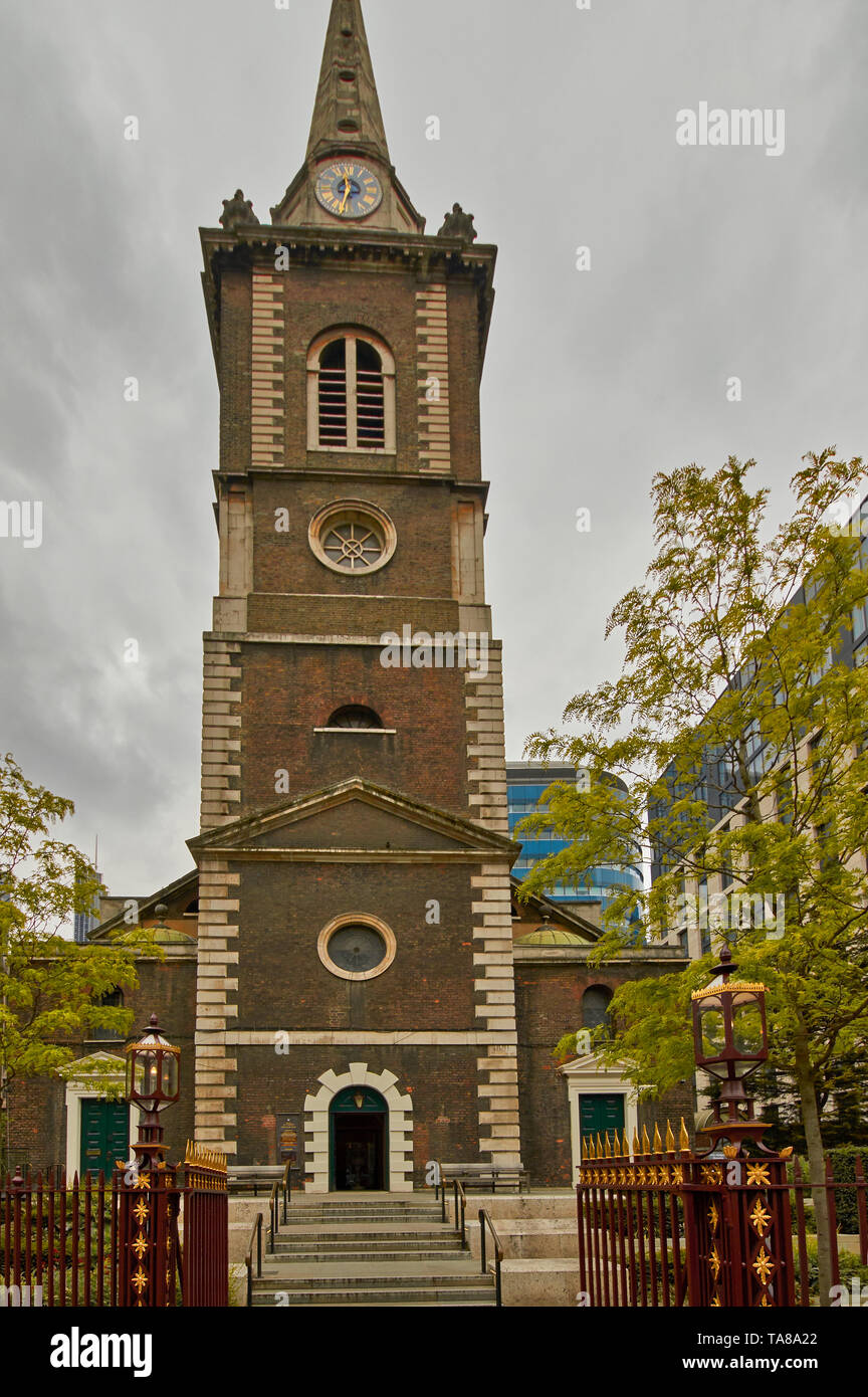 LONDON DIE STADT LONDON ST BOTOLPHS KIRCHE ALDGATE SQUARE und verzierten Toren Stockfoto