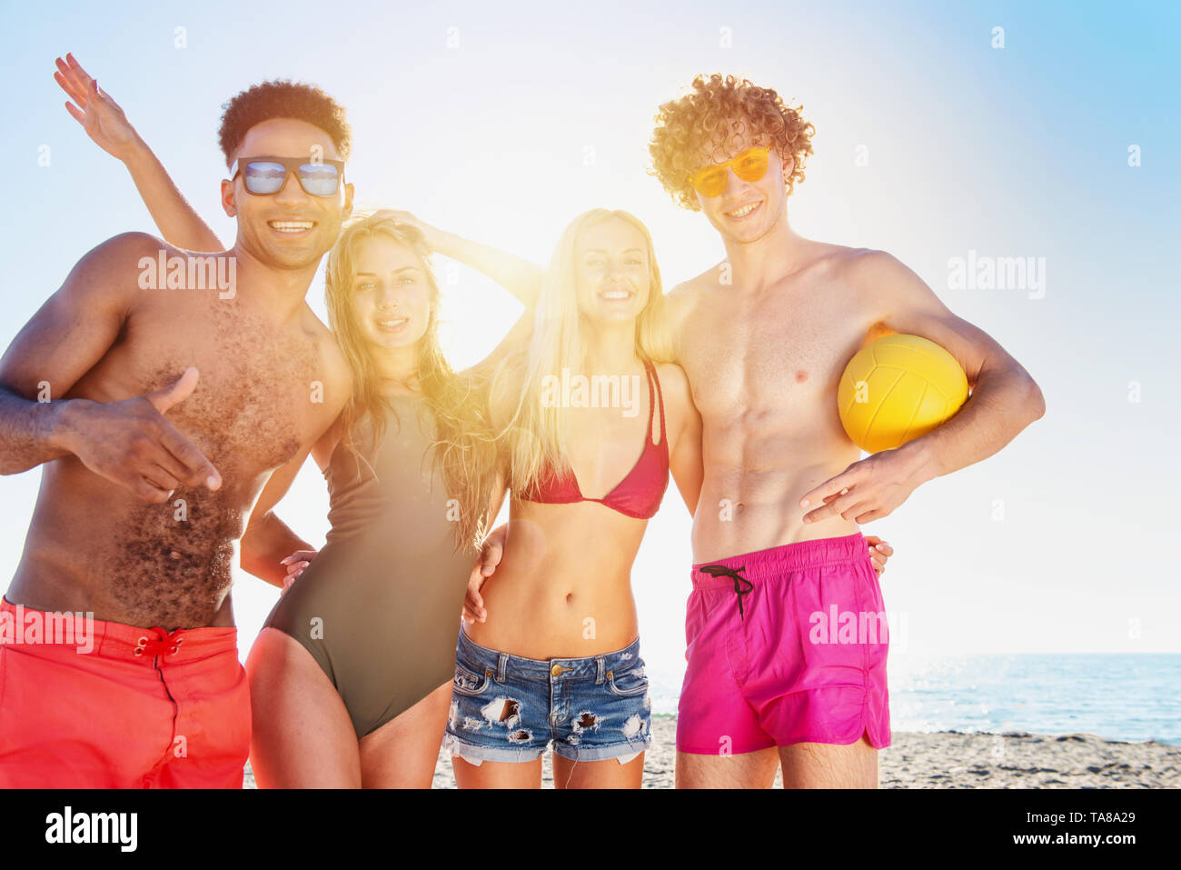 Gruppe von Freunden zu Beach-Volleyball am Strand spielen Stockfoto