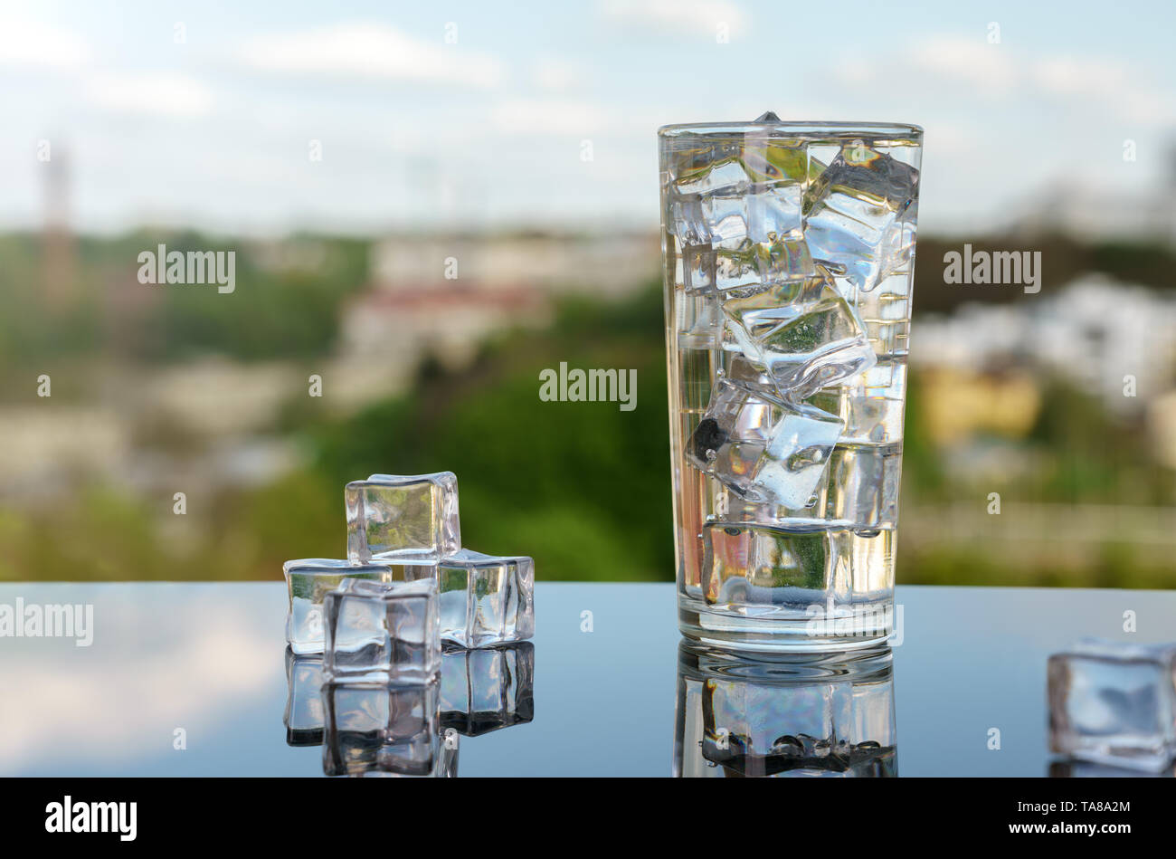Frisches kaltes Wasser Glas mit Eiswürfel im Freien Stockfoto