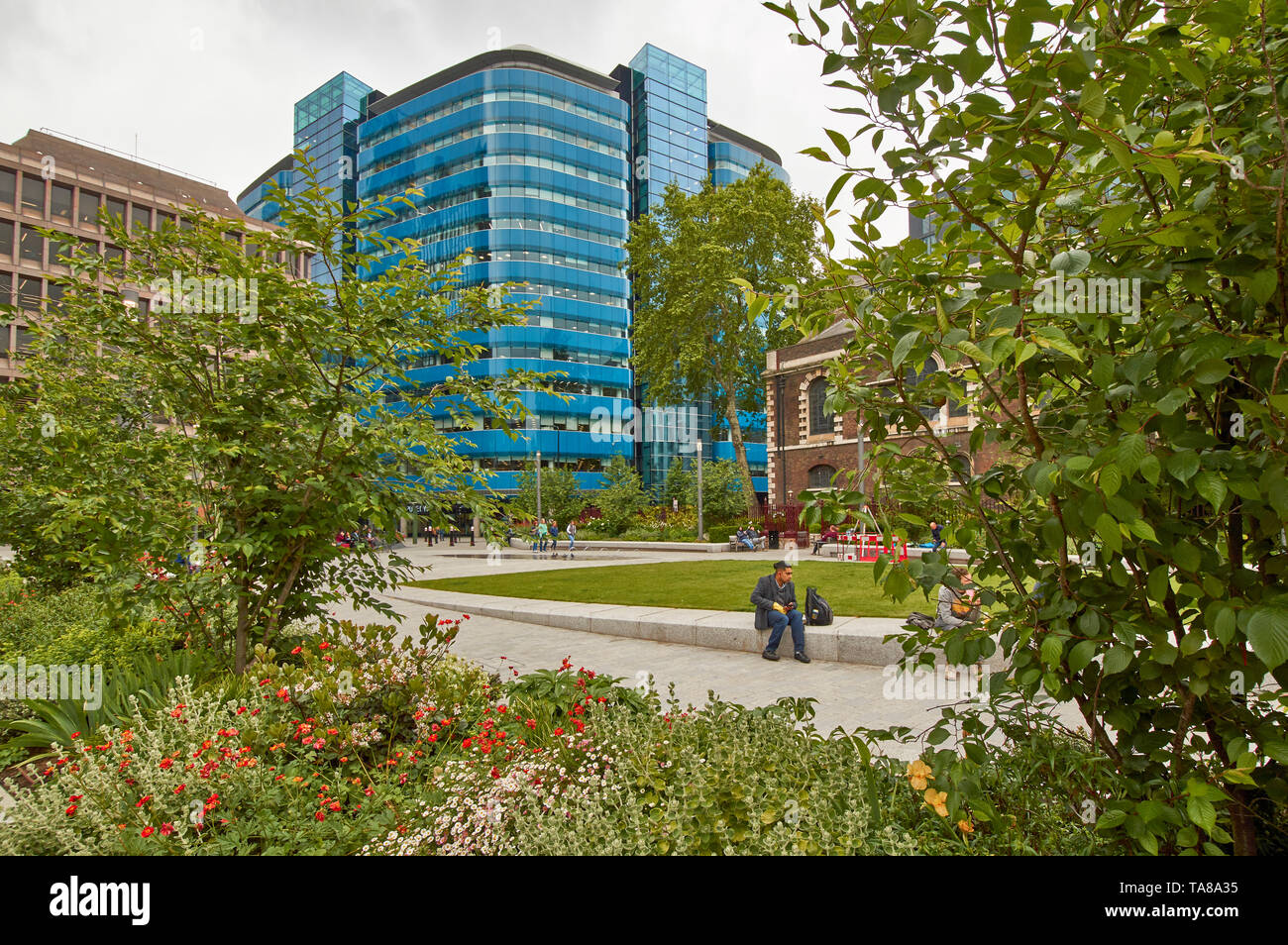 LONDON LONDON DIE GÄRTEN UND BLUMEN UM ST BOTOLPHS KIRCHE ALDGATE Stockfoto