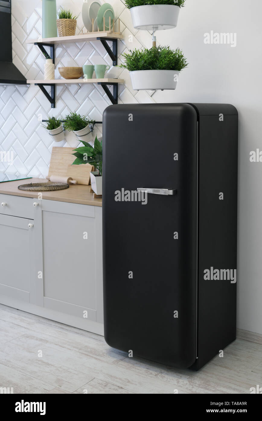 Schwarz Retro Design Kühlschrank in Weiß moderne Küche Stockfoto