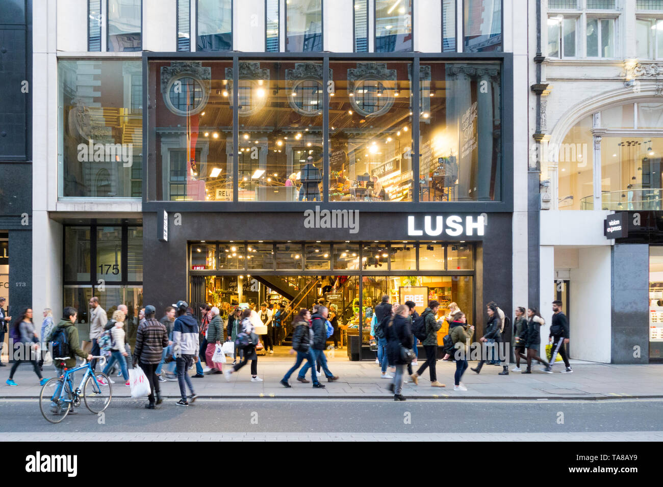 13. März 2017. Westminster, London, Großbritannien. Die Außenseite des üppigen Kosmetik Store auf der Oxford Street, London, UK Stockfoto