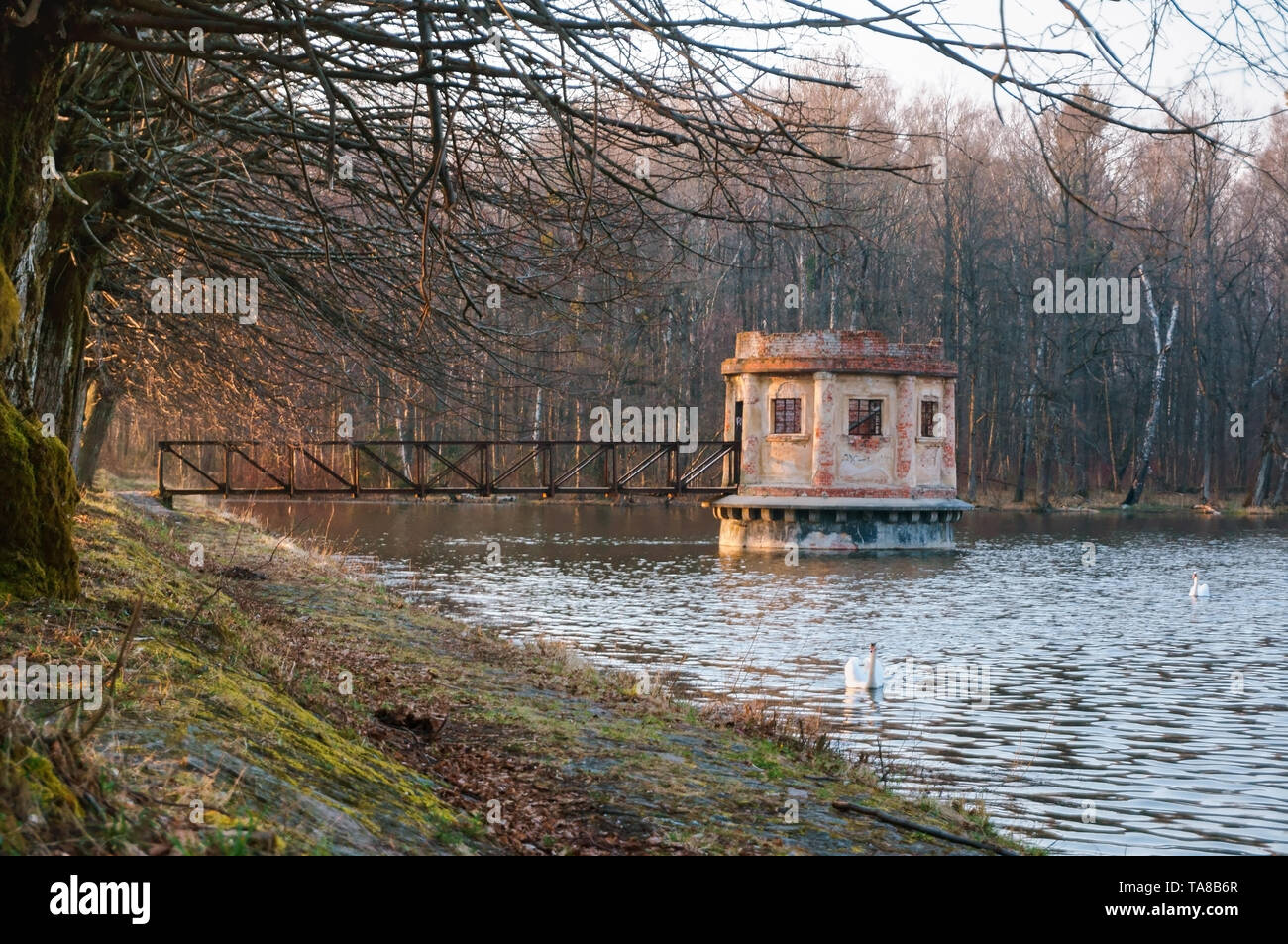 Alte Aussichtsplattform auf dem Teich, Beobachtung Pavillon am See