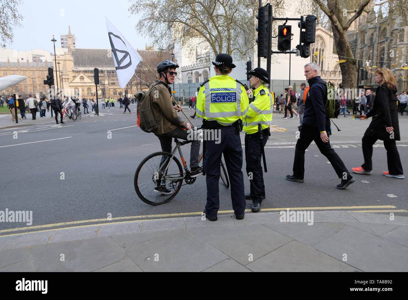 Polizisten mit Aussterben Rebellion demonstrant am Parliament Square Stockfoto