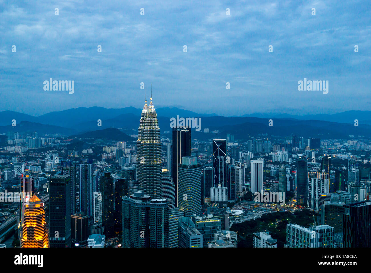 Blick auf die Skyline von Kuala Lumpur in der Dämmerung aus der KL Menara Tower in Kuala Lumpur, Malaysia Stockfoto