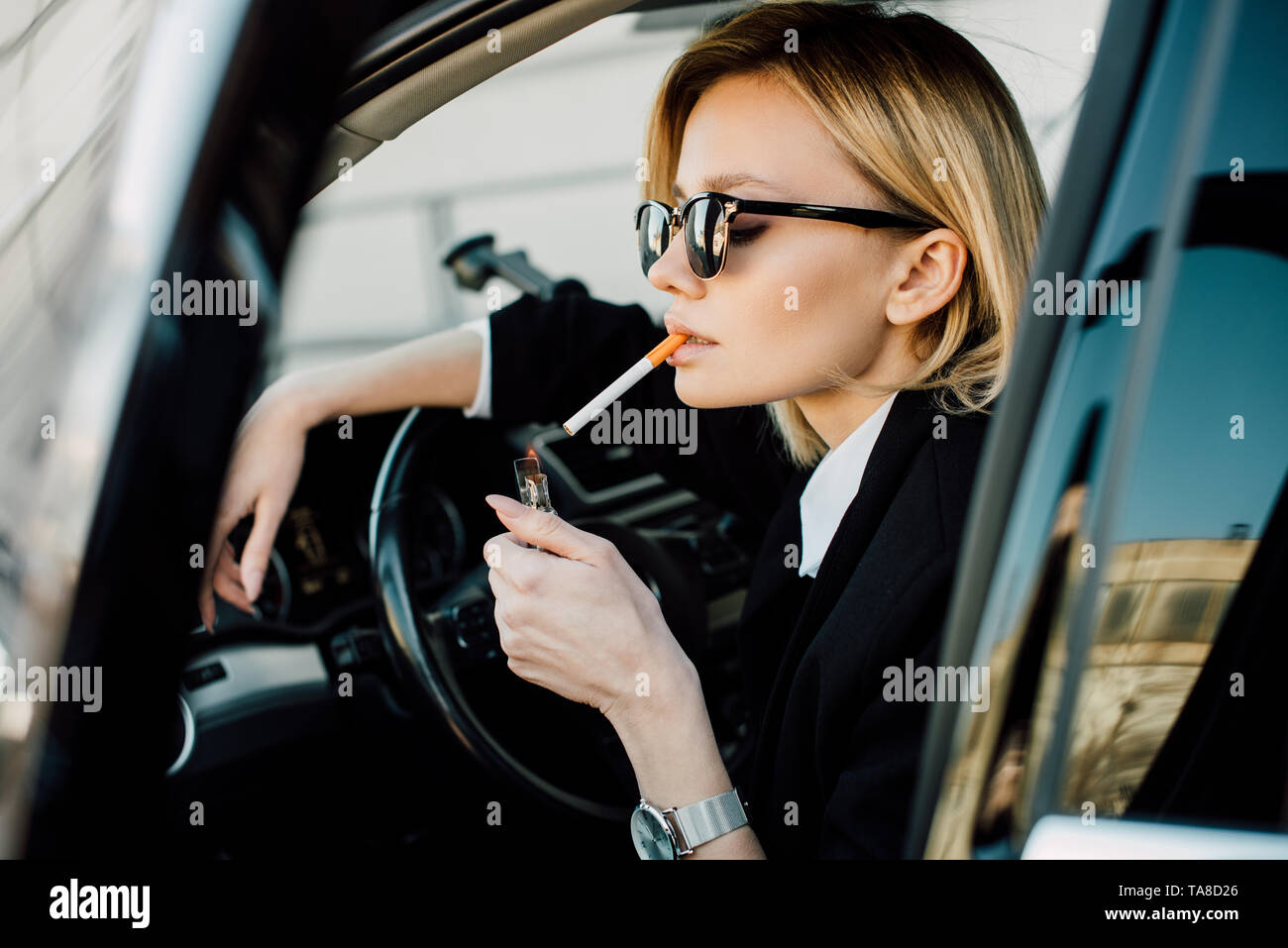 Stilvolle Rauchen Im Auto Bildnull