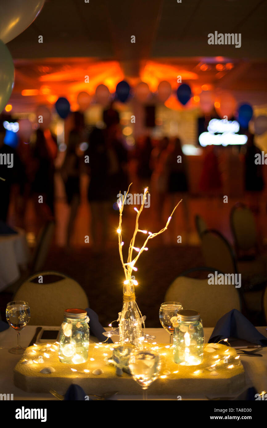 Partei Mittelstück mit Beleuchtung mit Menschen tanzen im Hintergrund Stockfoto