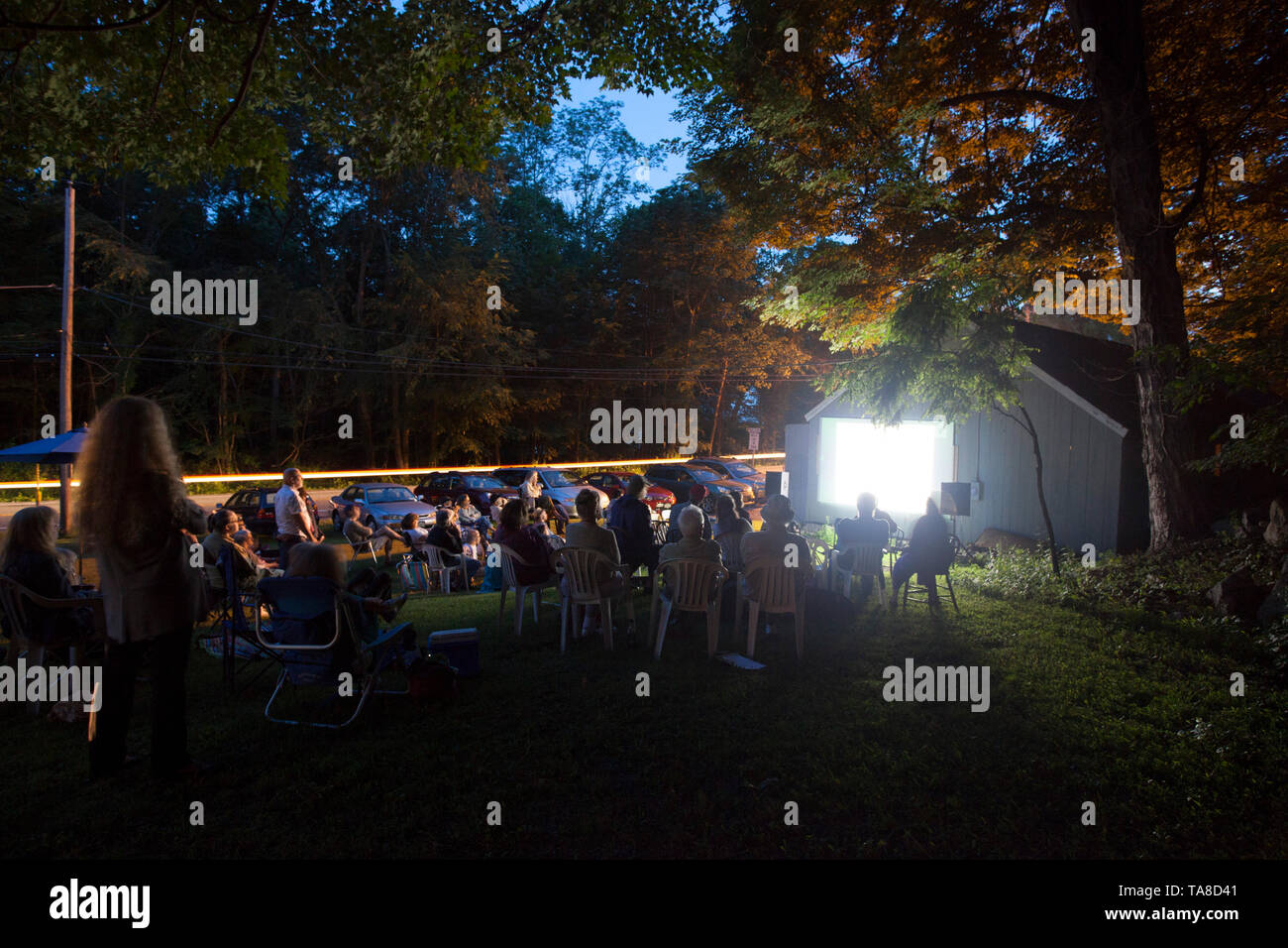 Outdoor Film mit Publikum in ländlicher Umgebung bei Nacht, Tompkins Ecken Kulturzentrum, Tompkins Ecken, New York, USA Stockfoto