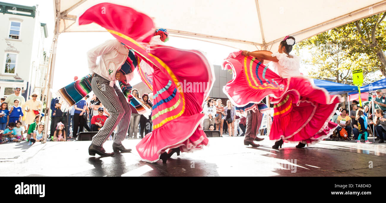 Gruppe von mexikanischen Tänzer in traditionellen Kostümen auf der Bühne bei Folk Festival", einem Fluss, vielen Bächen "Folk Festival, Teil der Geist der Beacon Festival, Rundumleuchte, New York, USA Stockfoto