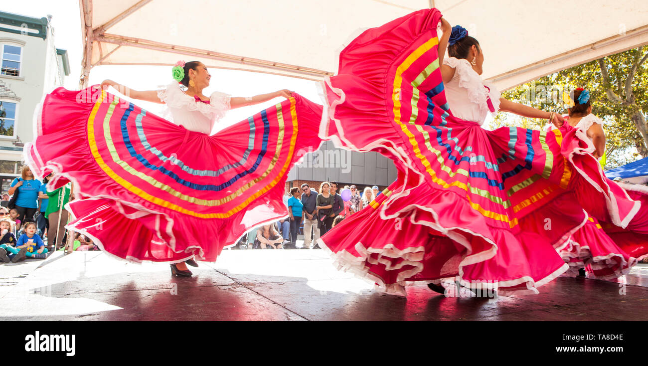 Gruppe der weiblichen Mexikanische Tänzer mit fließenden rosa Röcke auf der Bühne bei Folk Festival", einem Fluss, vielen Bächen "Folk Festival, Teil der Geist der Beacon Festival, Rundumleuchte, New York, USA Stockfoto