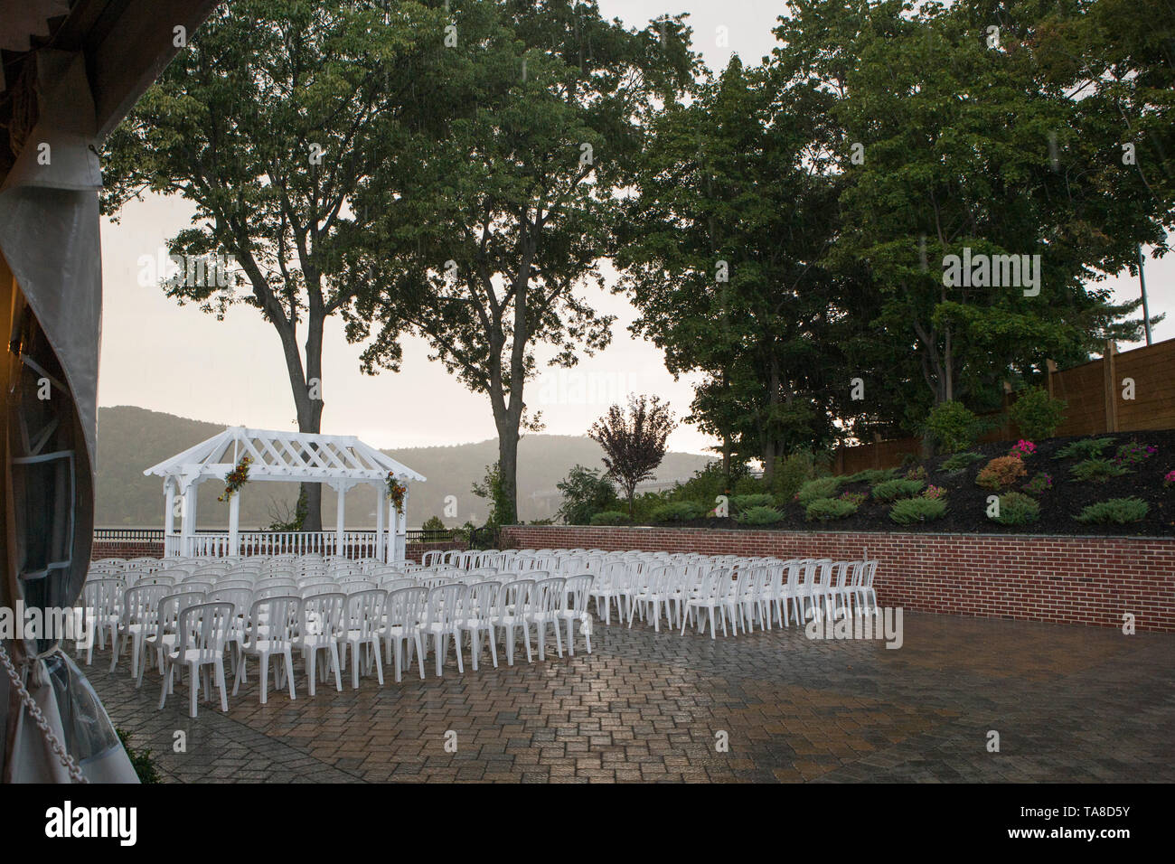 Regen auf Hochzeit Pavillon und Stühlen Stockfoto