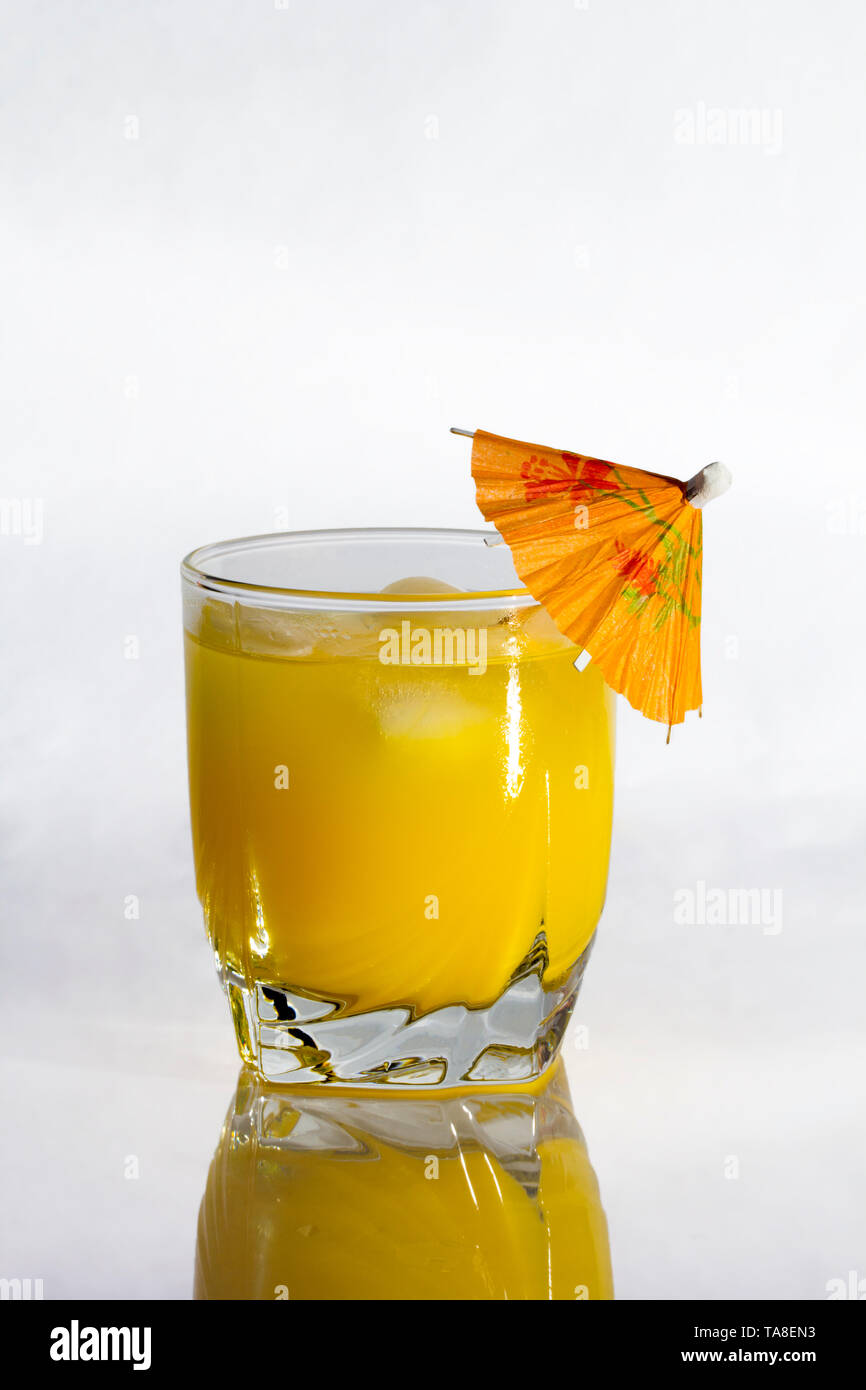 Wodka und Orangensaft gemischt Trinken mit einem Cocktail Regenschirm. Stockfoto