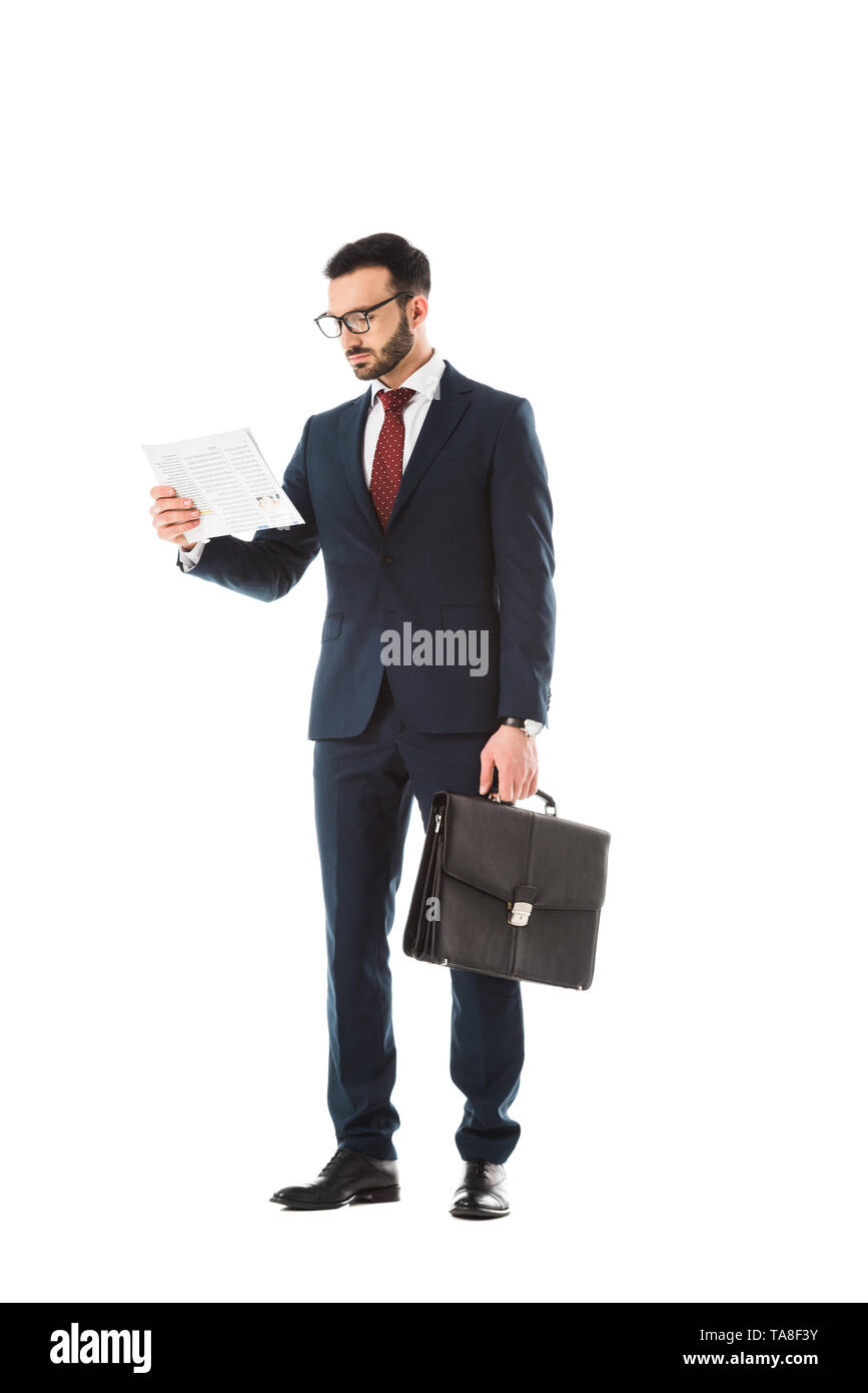Aufmerksame Geschäftsmann mit Aktenkoffer lesen Zeitung isoliert auf weißem Stockfoto
