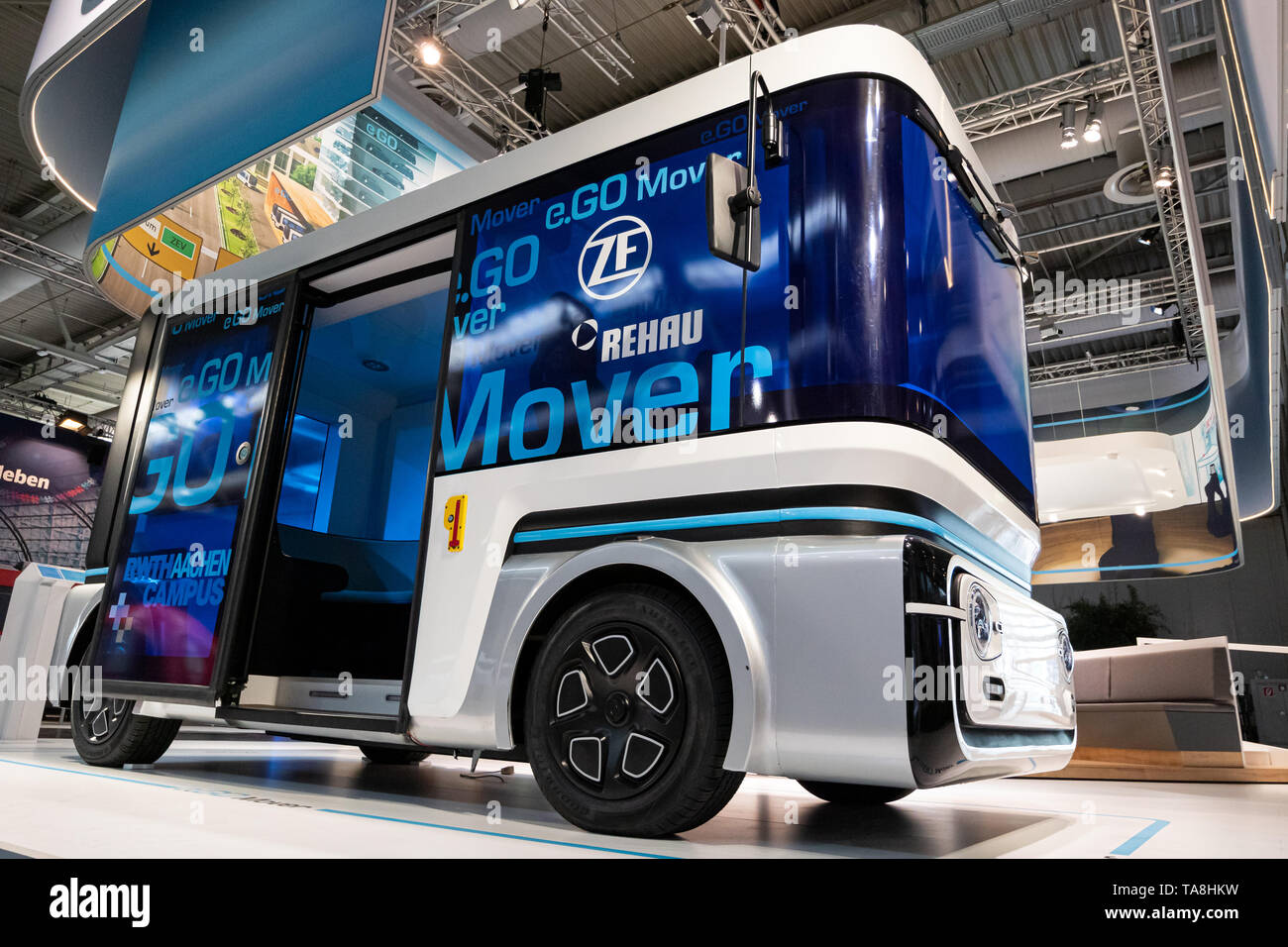 Hannover, Deutschland. Juni 2018. E. GO Mover, vollelektrischer, verbundener und automatisierter Shuttle-Minibus, entwickelt von e.. Go Moove GmbH (ein Gemeinschaftsunternehmen von e.. GO Mobile AG, Deutschland, und ZF Friedrichshafen AG, Deutschland) vorgestellt auf der CEBIT 2018, der internationalen Computer expo und dem European Business Festival for Innovation and Digitalisierung. Vermerk: Christian Lademann Stockfoto