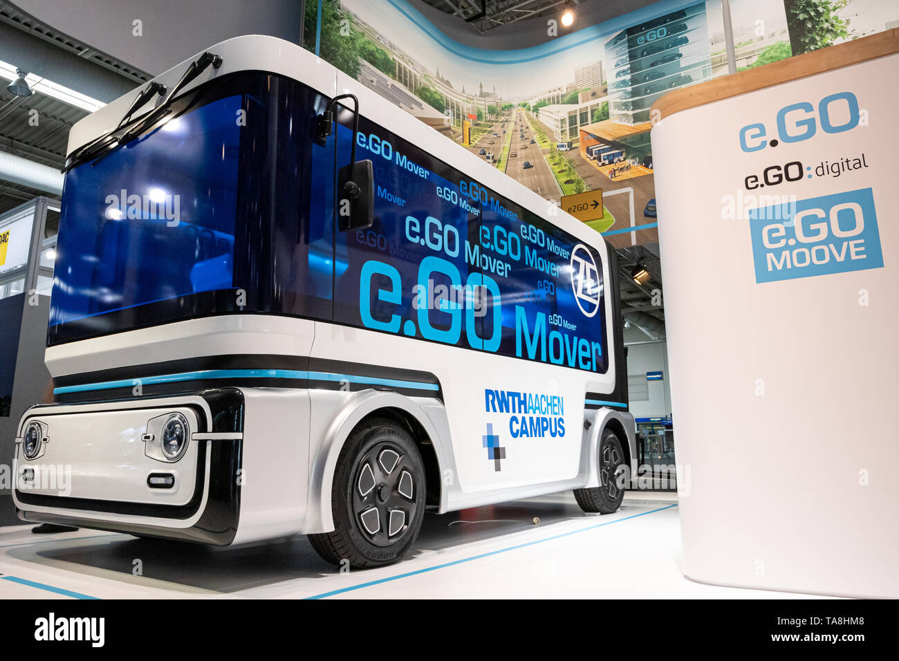 Hannover, Deutschland. Juni 2018. E. GO Mover, vollelektrischer, verbundener und automatisierter Shuttle-Minibus, entwickelt von e.. Go Moove GmbH (ein Gemeinschaftsunternehmen von e.. GO Mobile AG, Deutschland, und ZF Friedrichshafen AG, Deutschland) vorgestellt auf der CEBIT 2018, der internationalen Computer expo und dem European Business Festival for Innovation and Digitalisierung. Vermerk: Christian Lademann Stockfoto
