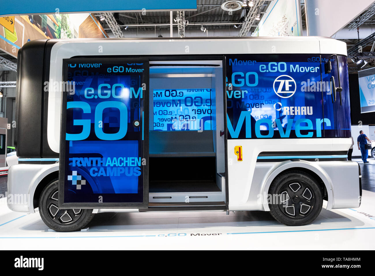 Hannover, Deutschland. Juni 2018. E. GO Mover, vollelektrischer, verbundener und automatisierter Shuttle-Minibus, entwickelt von e.. Go Moove GmbH (ein Gemeinschaftsunternehmen von e.. GO Mobile AG, Deutschland, und ZF Friedrichshafen AG, Deutschland) vorgestellt auf der CEBIT 2018, der internationalen Computer expo und dem European Business Festival for Innovation and Digitalisierung. Vermerk: Christian Lademann Stockfoto