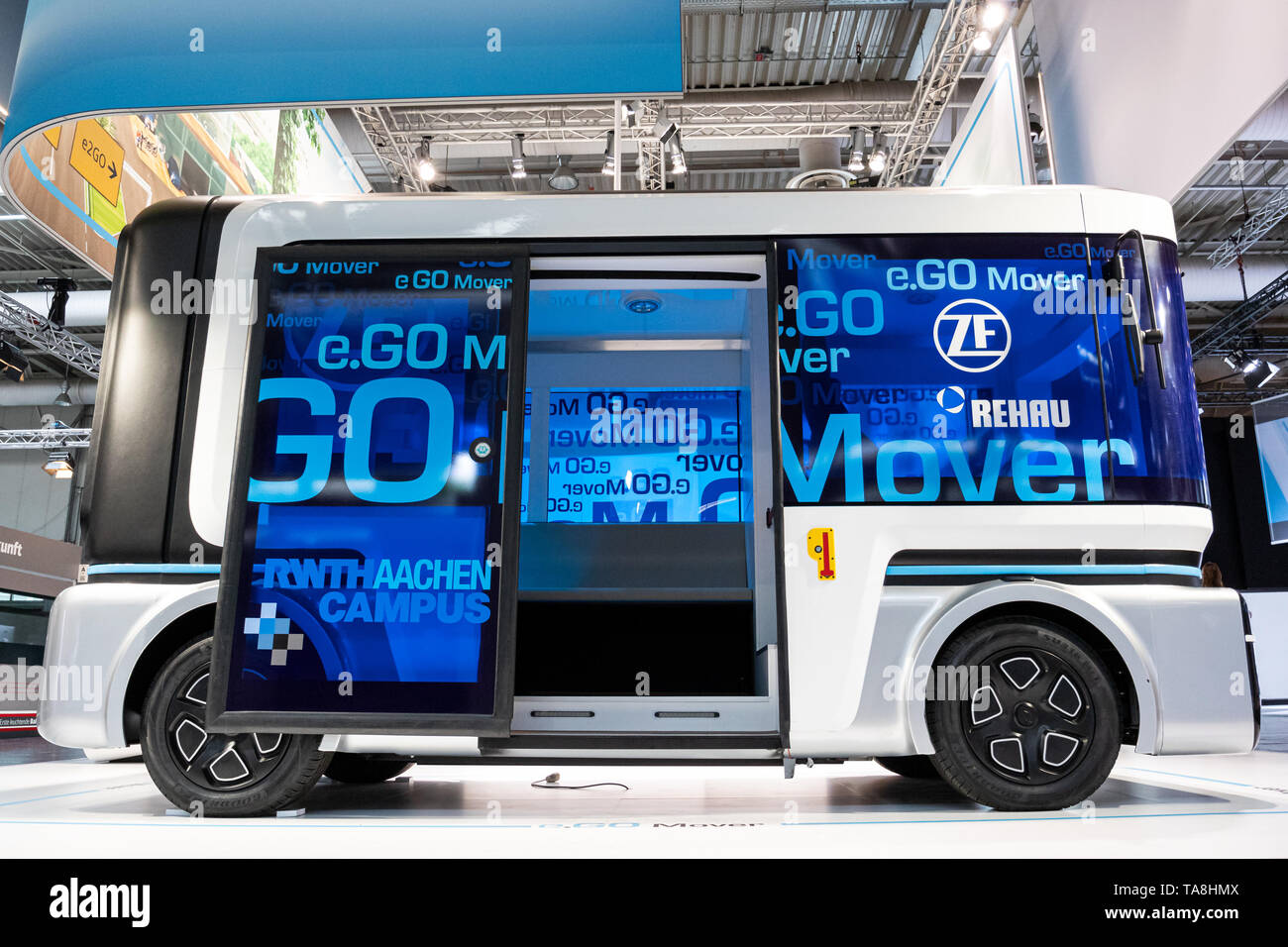 Hannover, Deutschland. Juni 2018. E. GO Mover, vollelektrischer, verbundener und automatisierter Shuttle-Minibus, entwickelt von e.. Go Moove GmbH (ein Gemeinschaftsunternehmen von e.. GO Mobile AG, Deutschland, und ZF Friedrichshafen AG, Deutschland) vorgestellt auf der CEBIT 2018, der internationalen Computer expo und dem European Business Festival for Innovation and Digitalisierung. Vermerk: Christian Lademann Stockfoto