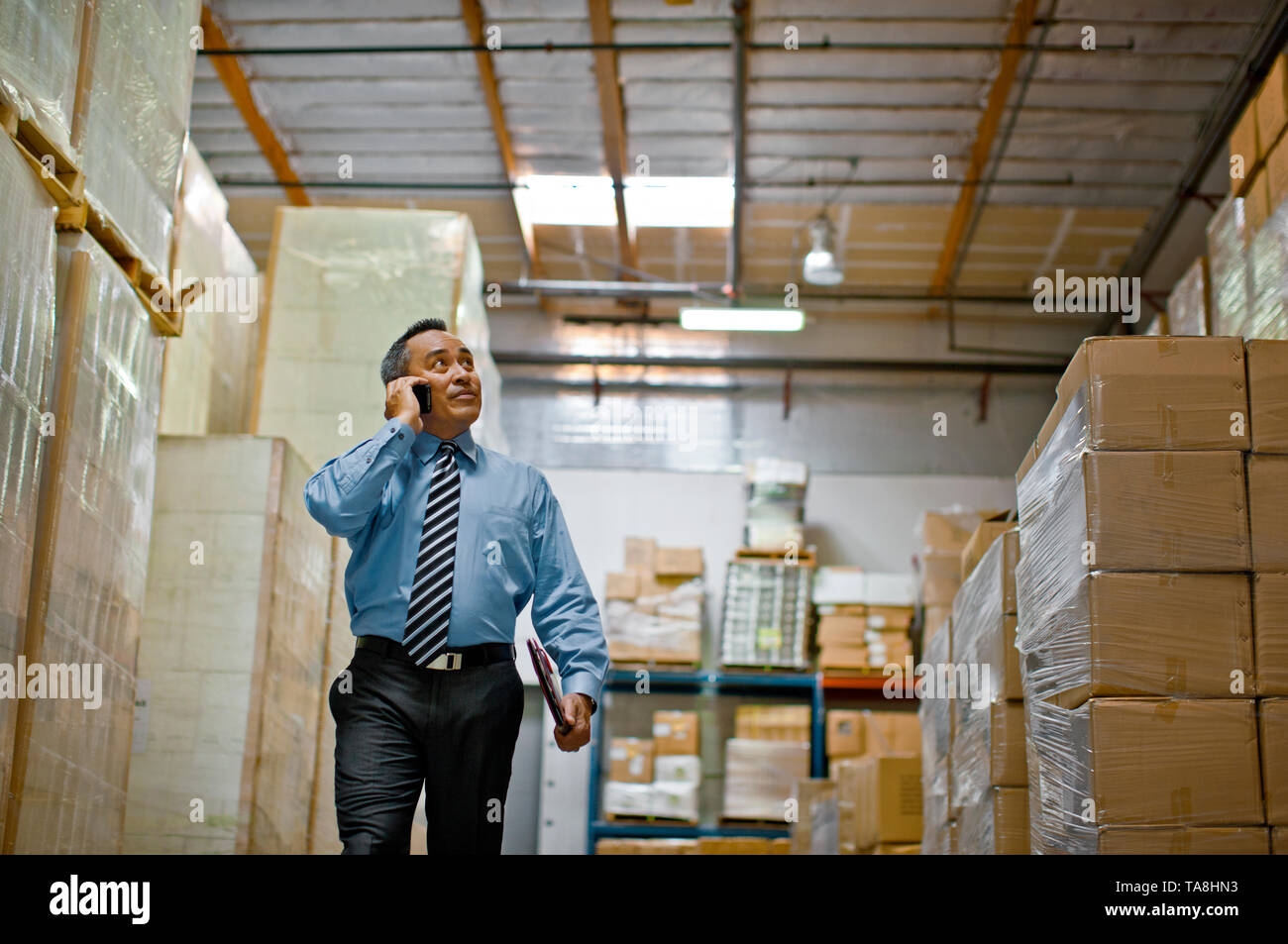 Mann bei der Arbeit im Lager. Stockfoto