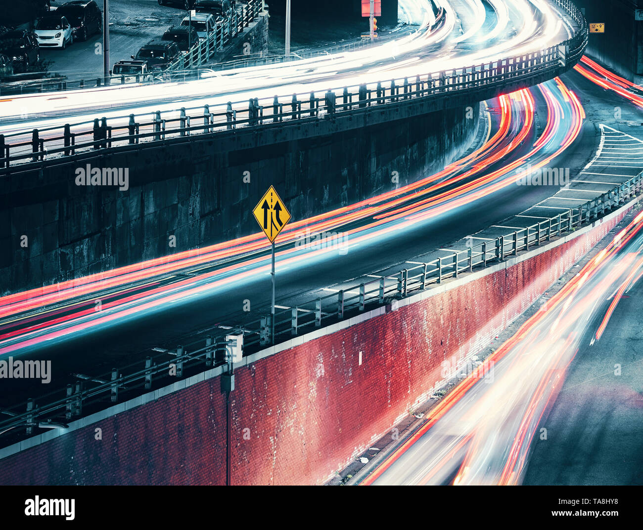 New York City Straße bei Nacht mit Autos leichte Wanderwege, Farbe getonte lange Belichtung Bild, USA. Stockfoto