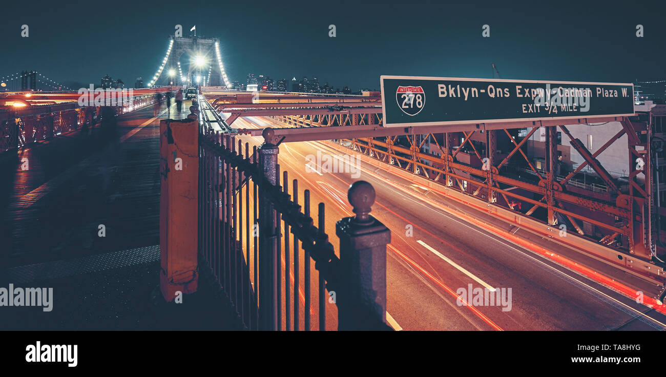 Brooklyn Bridge mit Brooklyn-Queens Expressway I-278, Farbe getonte Bild, New York City, USA. Stockfoto