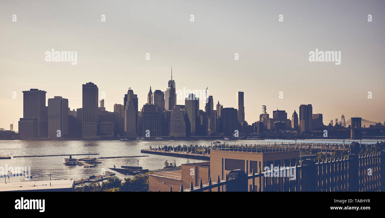 Vintage getonten Bild von New York City Silhouette von der Brooklyn Heights Promenade bei Sonnenuntergang, USA gesehen. Stockfoto