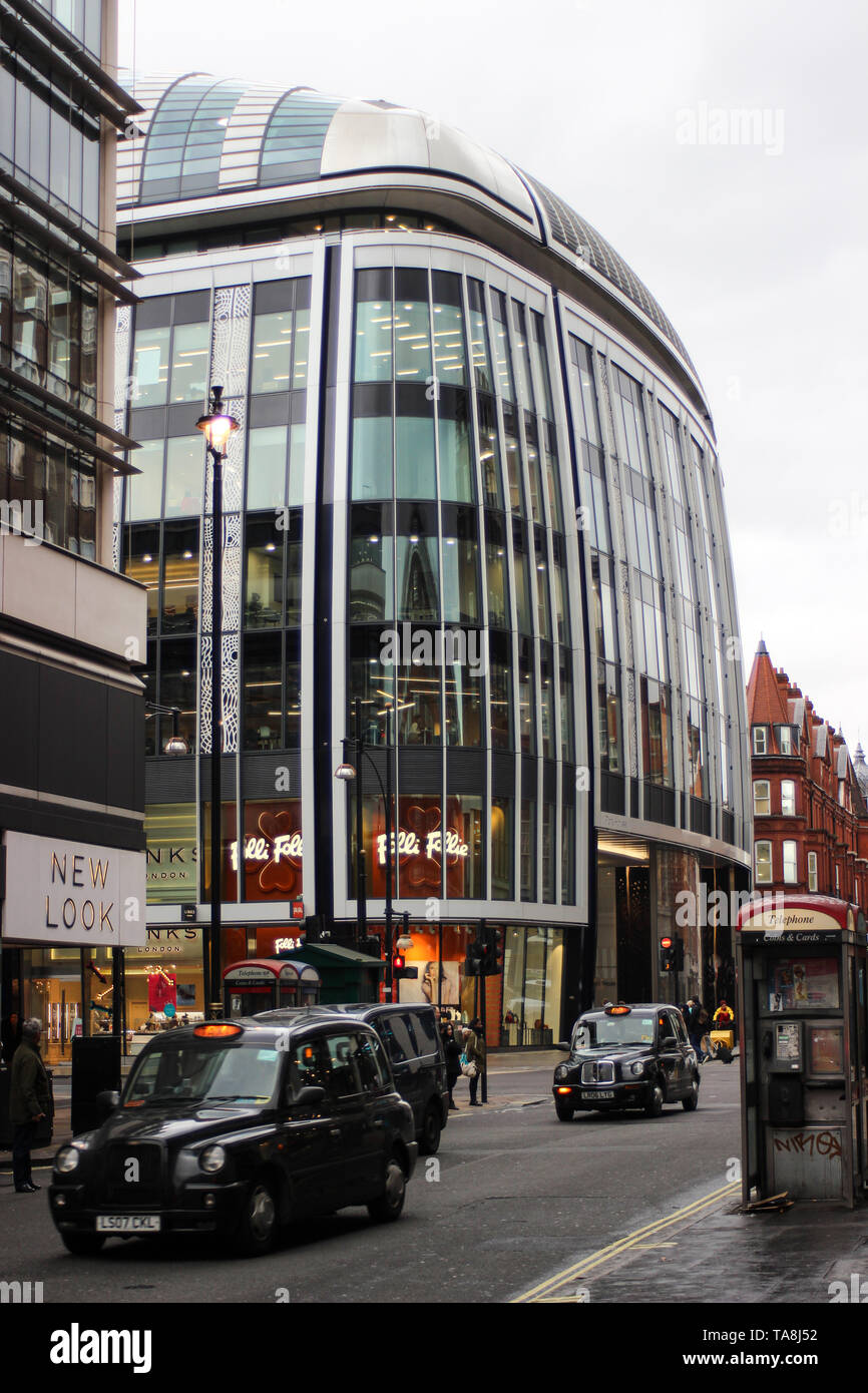 Modernes Gebäude auf der Oxford St und Portman St Stockfoto