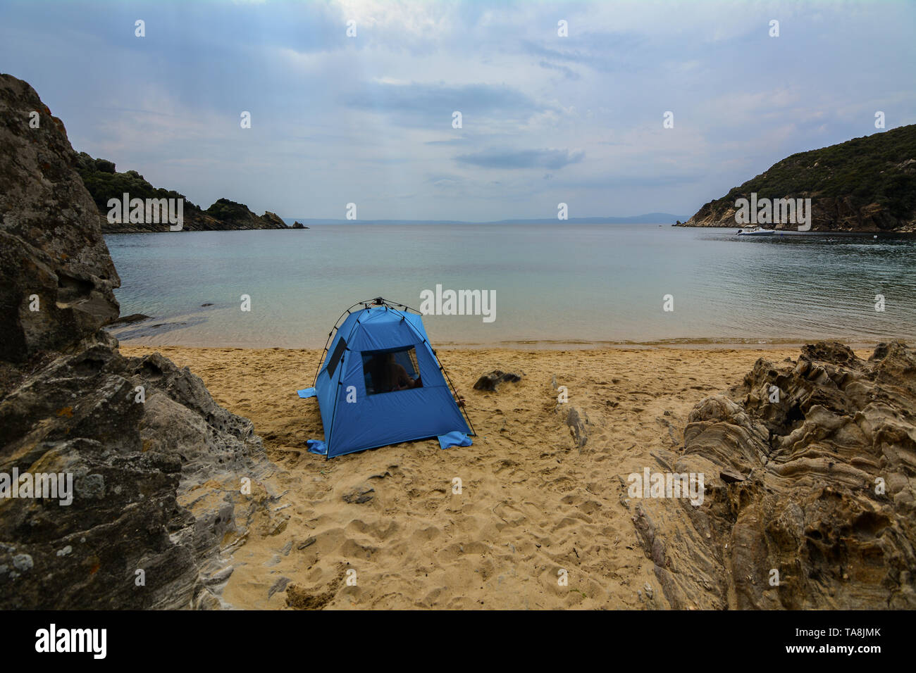 Camping am Meer der Insel Amouliani. Nordgriechenland. Der Sommer in griechenland aus einer neuen Perspektive. Stockfoto