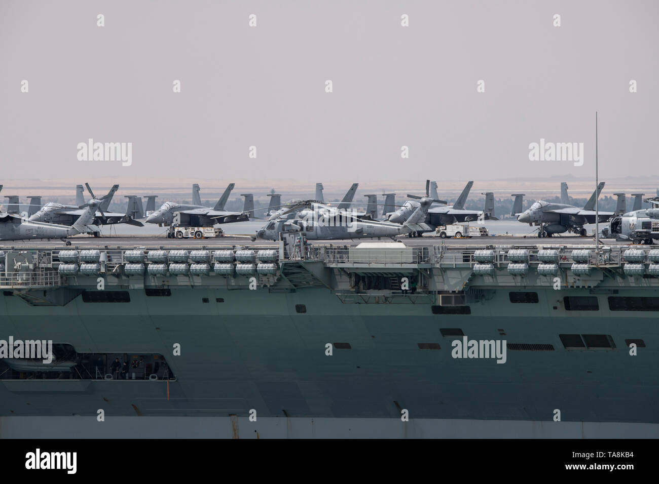 Ägypten, Suez Kanal. Abraham Lincoln Strike Group (ABECSG) Durchfahrt Suezkanal, 9. Mai 2019. Der nimitz-Klasse Flugzeugträger USS Abraham Lincoln (CVN 72 Stockfoto