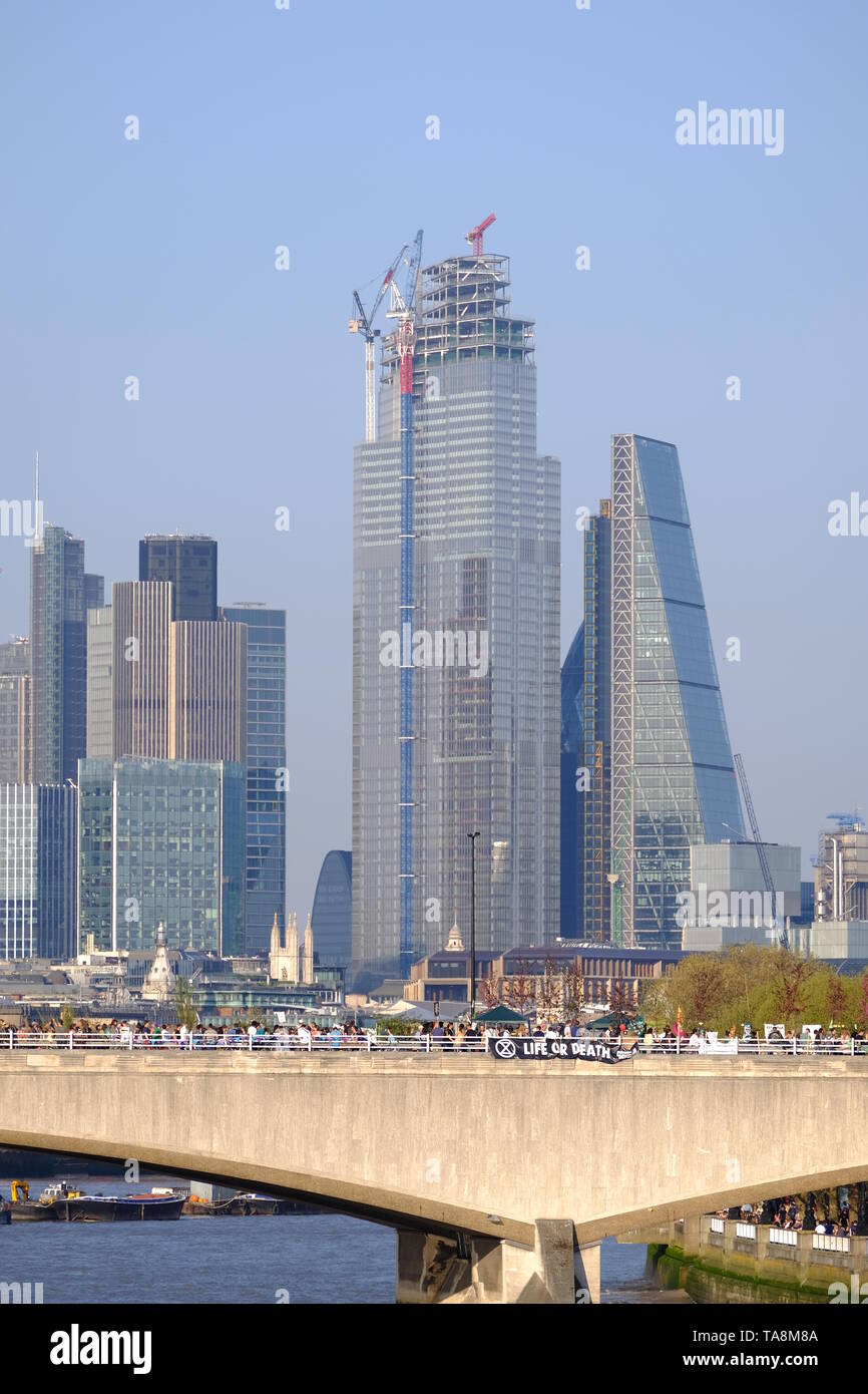 Waterloo Bridge und die Skyline von London während des sechsten Tages aussterben Rebellion der offiziellen Protest fotografiert. Stockfoto