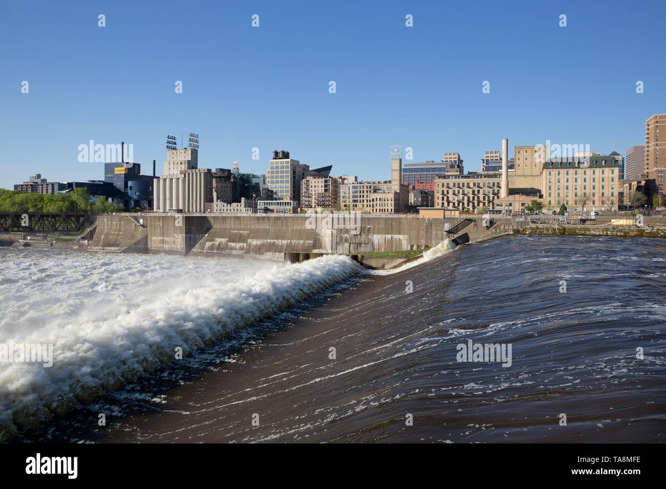 Mississippi Fluss an der St. Anthony Falls Oberes Schloss und Dam in der Innenstadt von Minneapolis, Minnesota Stockfoto