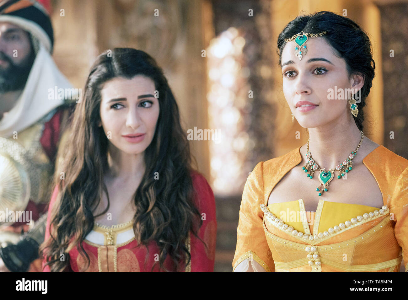 ALADDIN, von links: Nasim Pedrad wie Dalia, Naomi Scott als Jasmin2019. Ph: Daniel Smith/© Walt Disney Studios Motion Pictures/courtesy Everett Collection Stockfoto