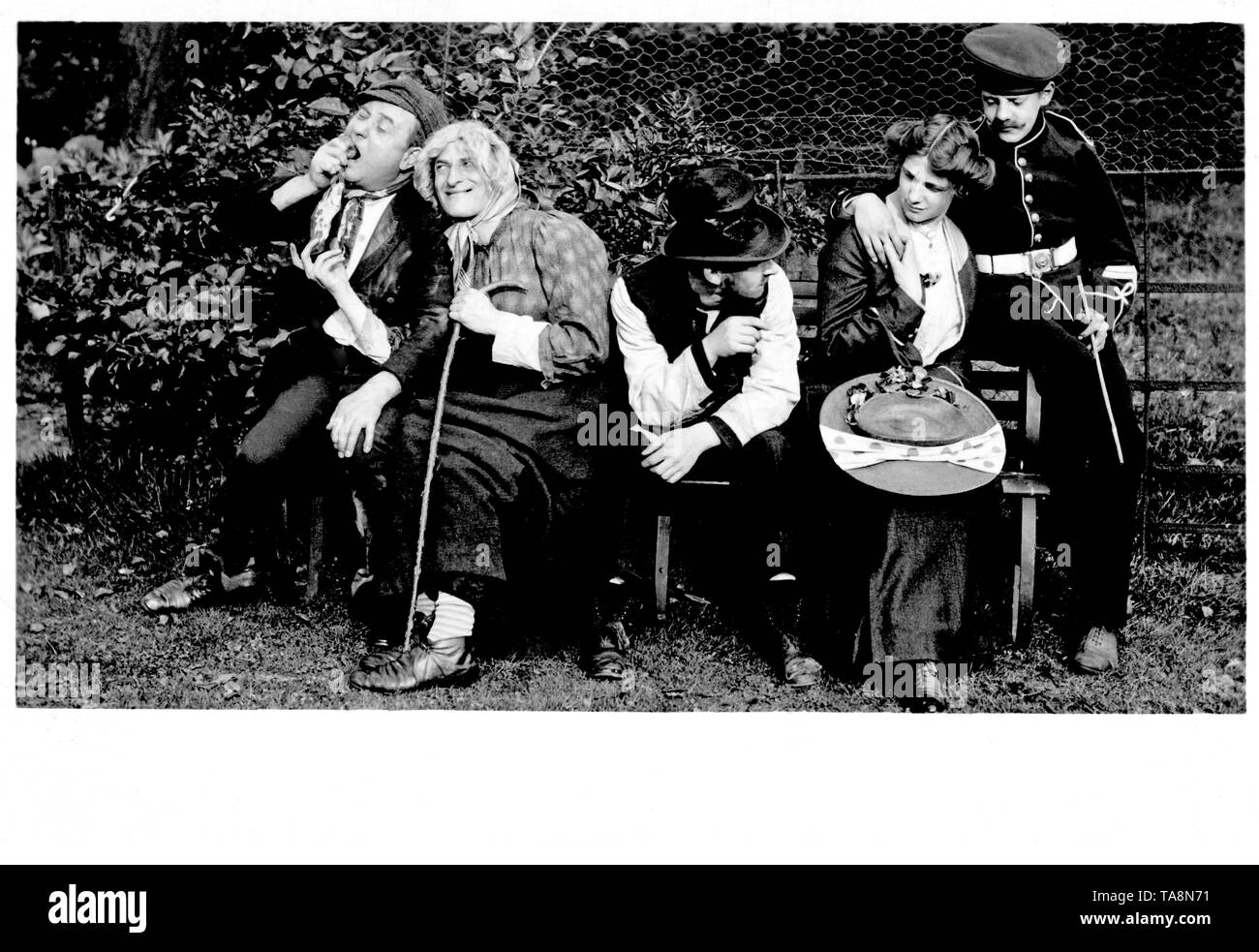 Fünf Leute auf einer Bank sitzen, humorvoll, circa 1907. Stockfoto