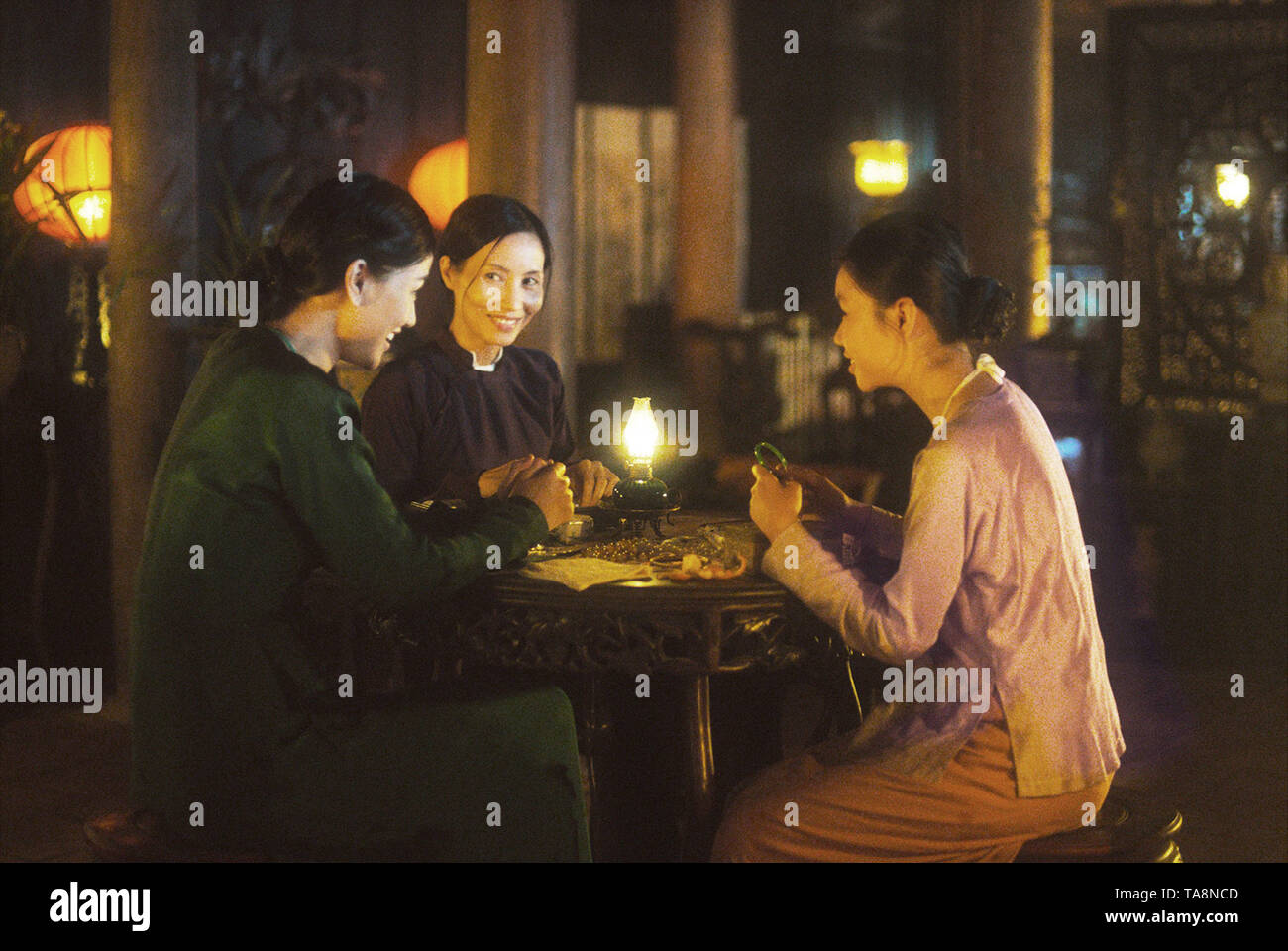 Die DRITTE FRAU, (aka NGUOI VO BA), von links: Mai Thu Huong Maya, Tran ...