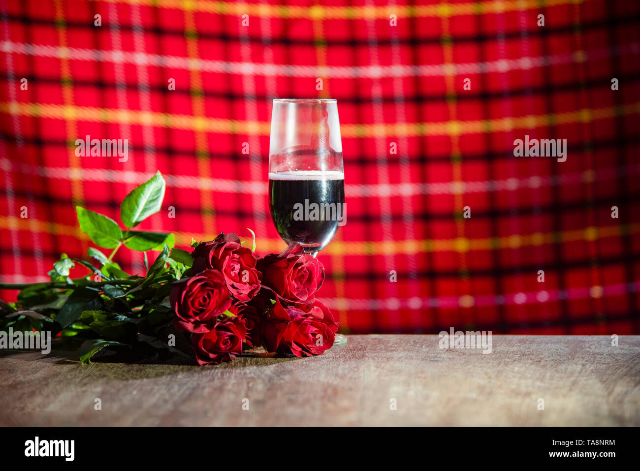 Glas Rotwein auf bar Valentines Abendessen romantische Liebe Konzept/ romantisch gedeckten Tisch mit Champagner Glas Wein Rosen Blume auf  rustikalen t eingerichtet Stockfotografie - Alamy