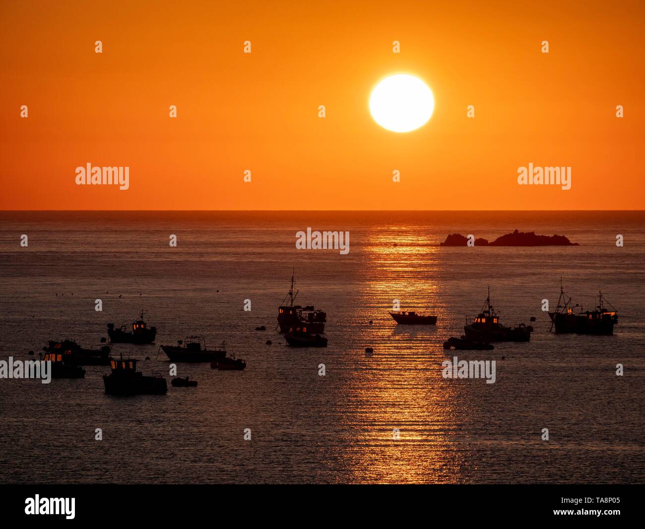 Fischerboote bei Sonnenuntergang, Kanal Insel Guernsey, Ärmelkanal, Großbritannien Stockfoto