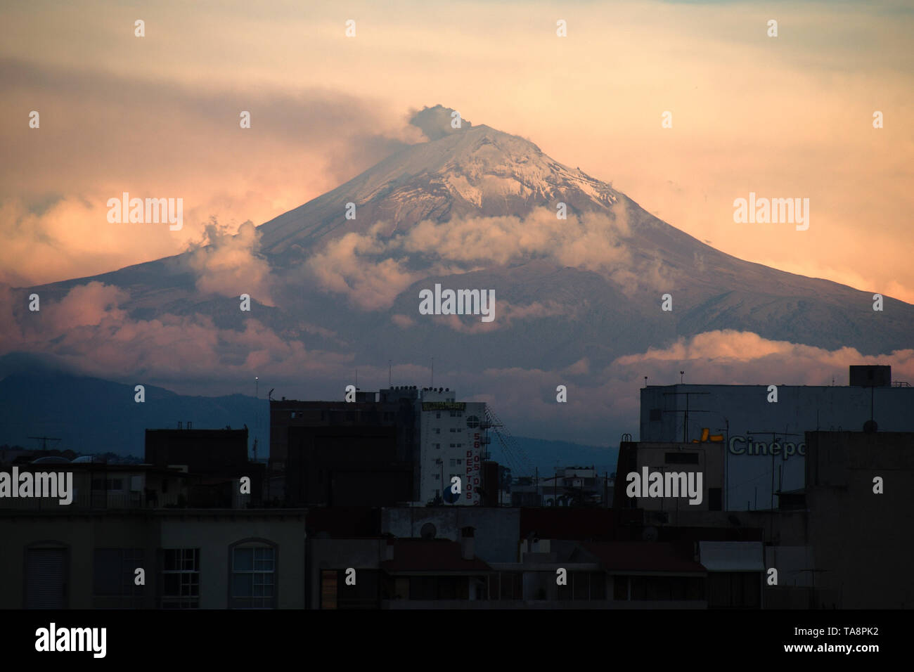 Mexiko City, Mexiko - 2018: Blick auf den Popocatépetl Vulkan, ein aktiver stratovulkan, in den Bundesstaaten Puebla und Morelos entfernt. Stockfoto