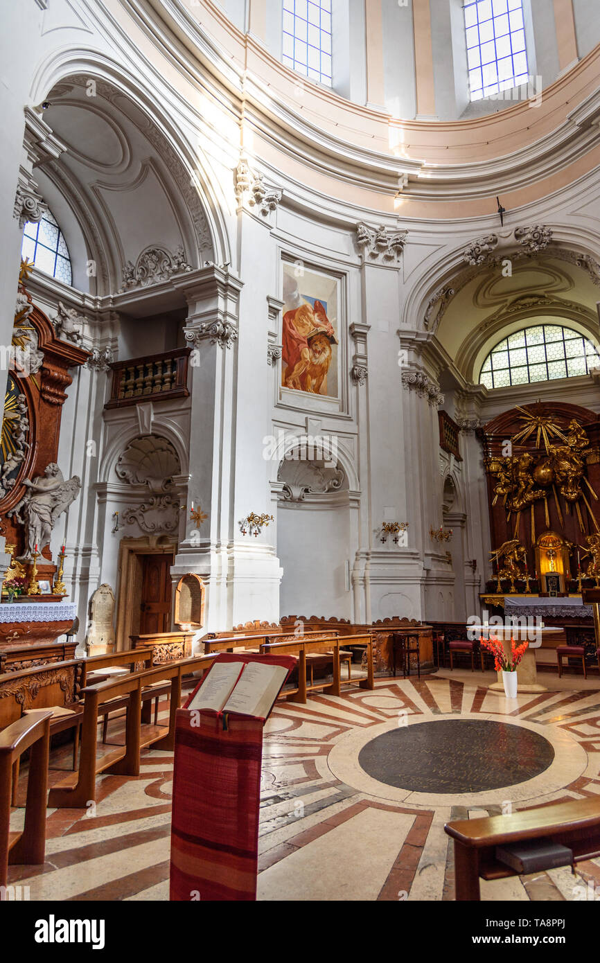 Salzburg, Österreich - Oktober 29, 2018: das Innere der Heiligen Dreifaltigkeit Pastoralkonstitution in Salzburg. Stockfoto
