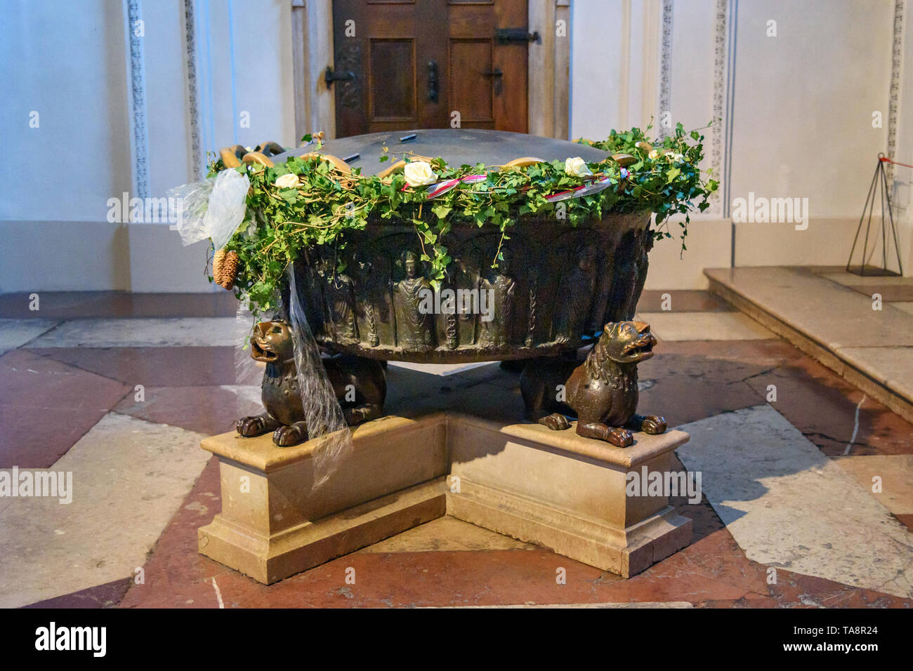 Salzburg, Österreich - Oktober 29, 2018: Taufbecken, in dem der Komponist Wolfgang Amadeus Mozart getauft wurde. Innenraum der Salzburger Dom oder Salzburg Stockfoto