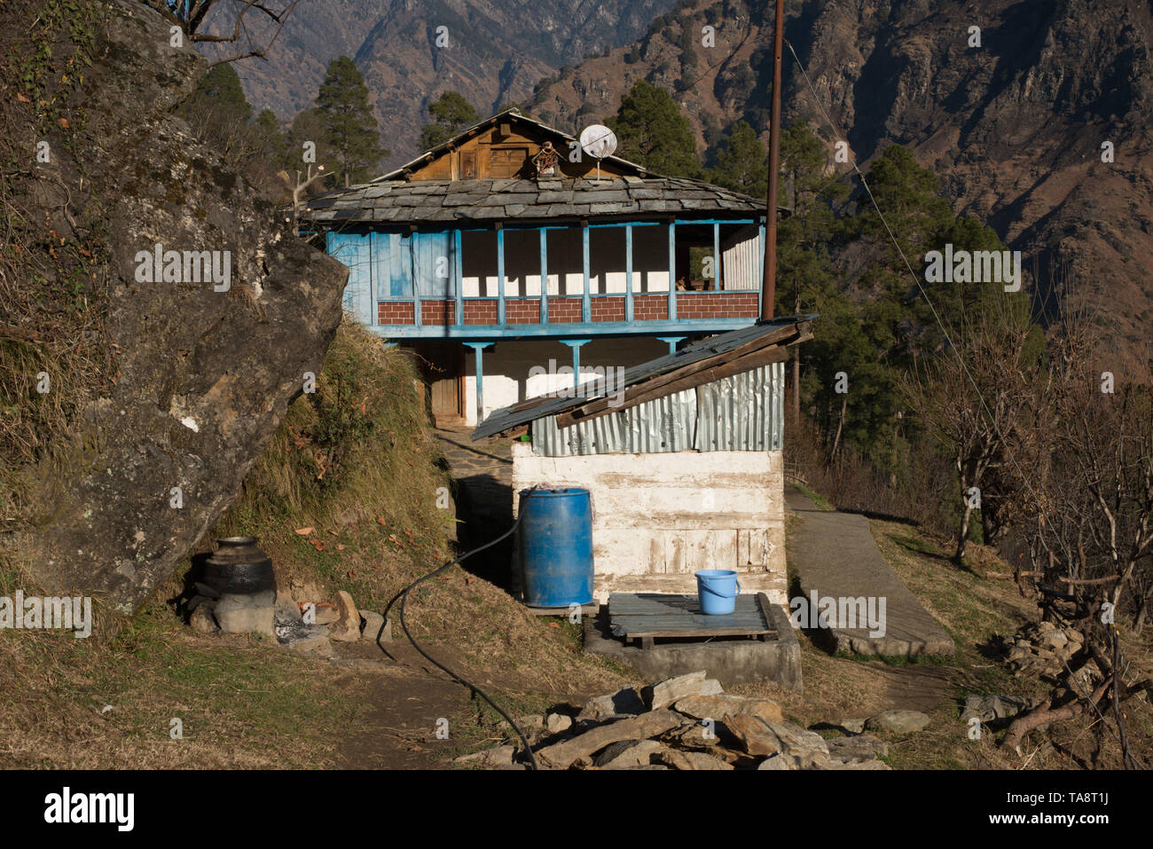 Typischen hölzernen Alpine House in himachal im Himalaya - Indien Stockfoto