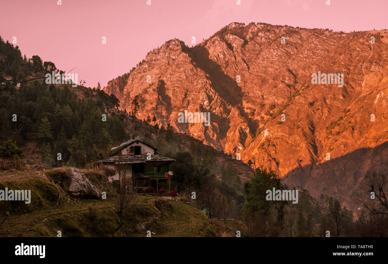Typischen hölzernen Alpine House in himachal im Himalaya - Indien Stockfoto