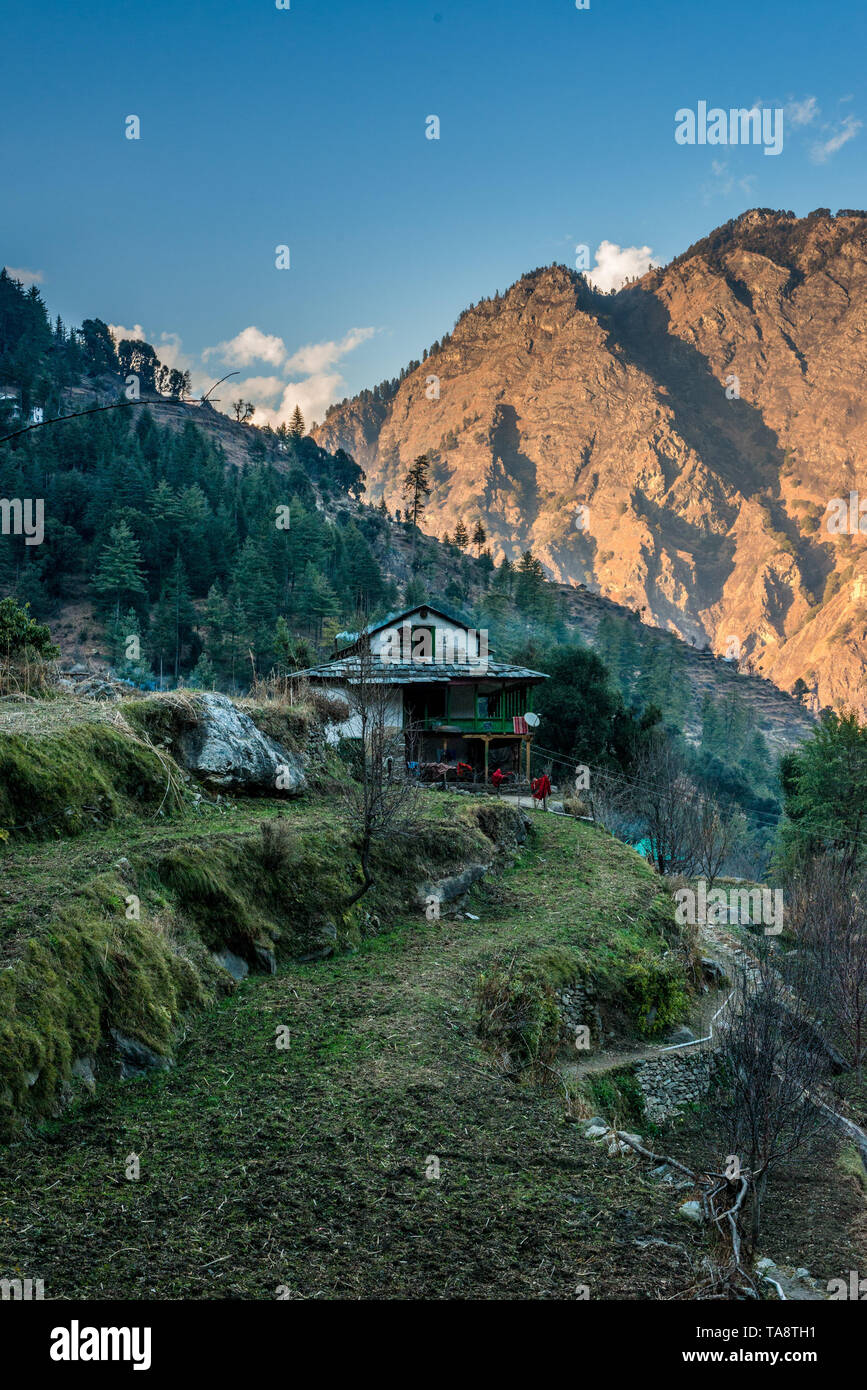 Typischen hölzernen Alpine House in himachal im Himalaya - Indien Stockfoto