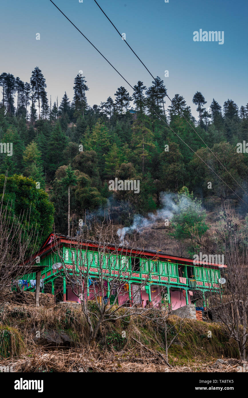 Typischen hölzernen Alpine House in himachal im Himalaya - Indien Stockfoto