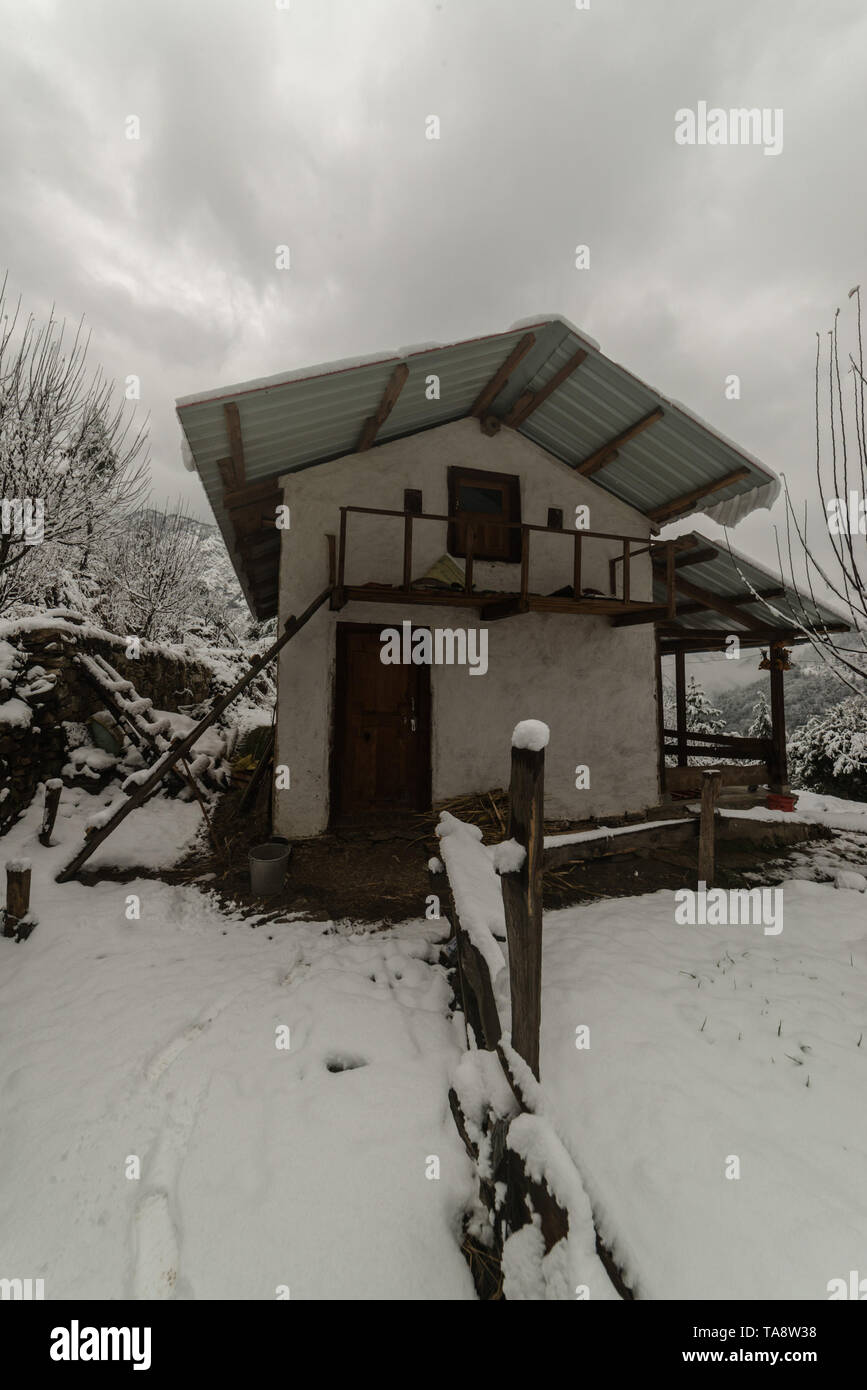 Schnee bedeckt Holzhaus im Himalaya in den Wintern - Indien Stockfoto